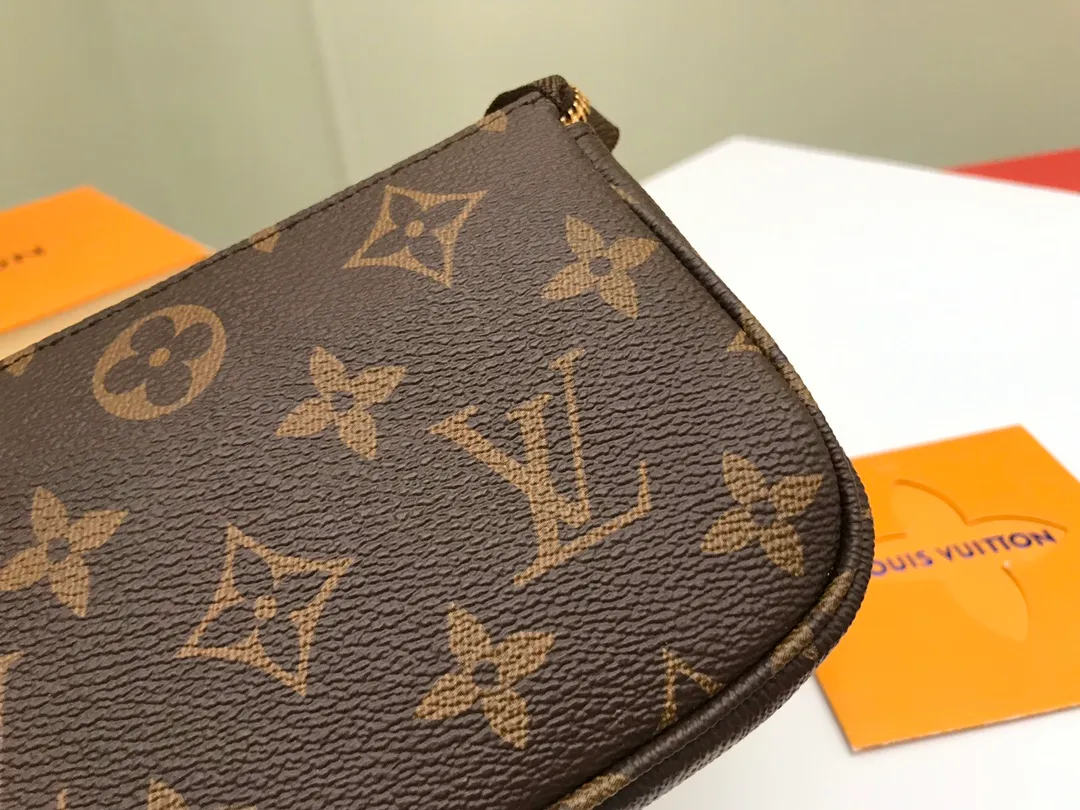 Factory price 240 [Top original order] M58009 Presbyopia 👏👏 This accessory bag opens with a zipper and comes with a gold chain, which can be attached to the D-ring on most Louis Vuitton handbags. Size: 15.5x10.5x4.0cm, packaging: with box