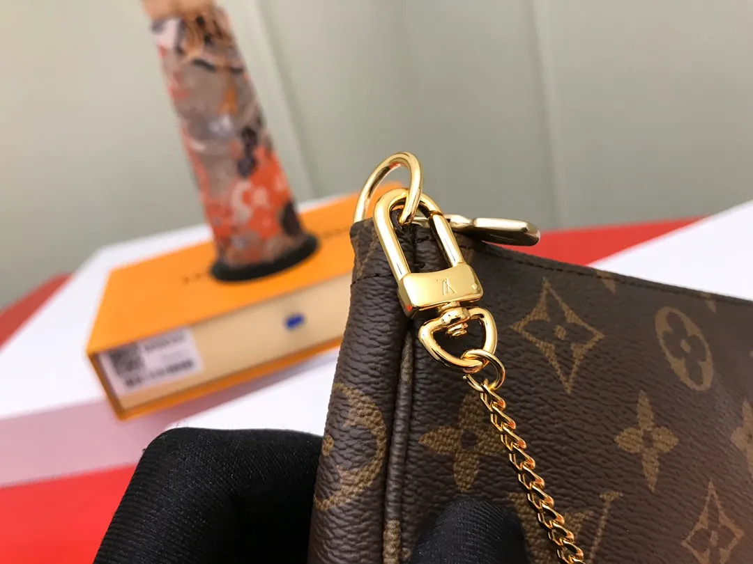 Factory price 240 [Top original order] M58009 Presbyopia 👏👏 This accessory bag opens with a zipper and comes with a gold chain, which can be attached to the D-ring on most Louis Vuitton handbags. Size: 15.5x10.5x4.0cm, packaging: with box