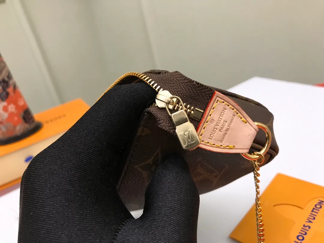 Factory price 240 [Top original order] M58009 Presbyopia 👏👏 This accessory bag opens with a zipper and comes with a gold chain, which can be attached to the D-ring on most Louis Vuitton handbags. Size: 15.5x10.5x4.0cm, packaging: with box