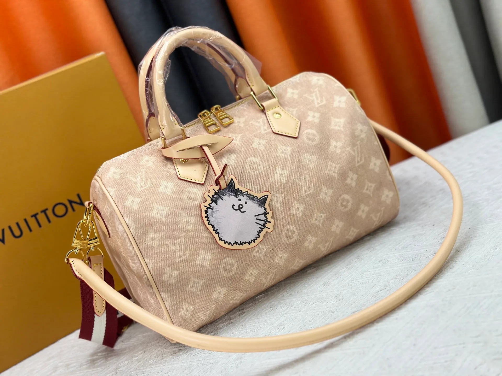 P320 M15159 M25766 M13344 This Speedy Soft 30 comes from the LV Travels With Grace Coddlington series. It is made of rich-toned cow leather with gold hardware and a fun cat-shaped key bag. Removable name tag features Grace Coddington's handwriting. Size: 30X21X17 cm