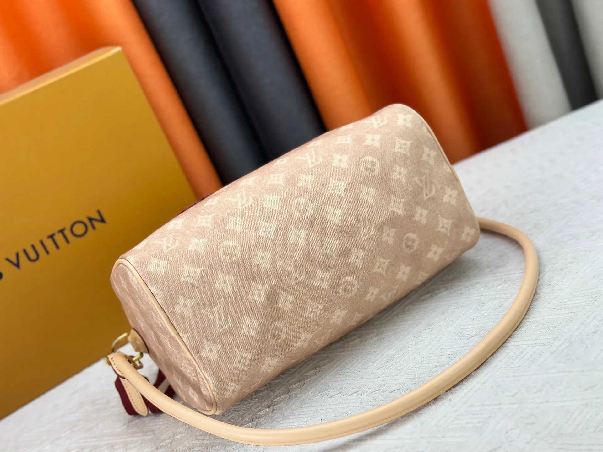 P320 M15159 M25766 M13344 This Speedy Soft 30 comes from the LV Travels With Grace Coddlington series. It is made of rich-toned cow leather with gold hardware and a fun cat-shaped key bag. Removable name tag features Grace Coddington's handwriting. Size: 30X21X17 cm