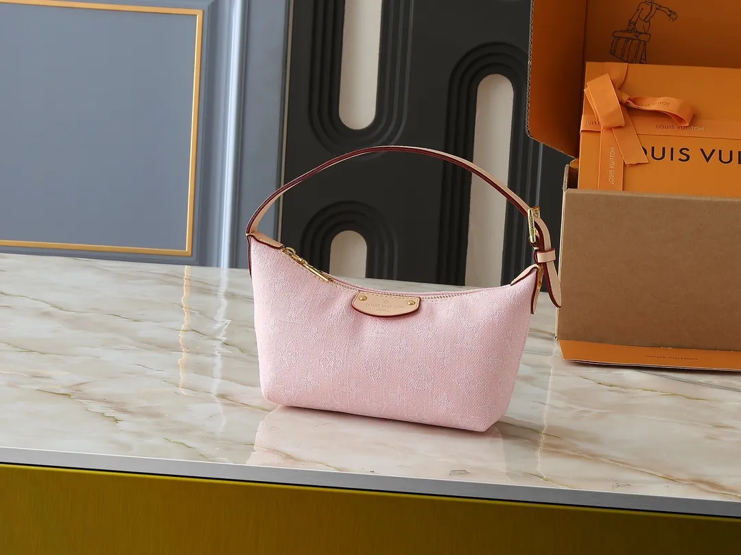💰200💰Upgraded from the original【M82949】Hills Pochette clutch bag is made of Monogram Denim canvas woven from certified denim denim cotton, and then has a sand-washed texture to highlight the neat lines. The adjustable shoulder strap makes it easy to carry over short shoulders, and the compact construction can store small items such as an iPhone, card holder, lipstick, and keys. 20.5 x 6 x 16 cm (length x height x width)
