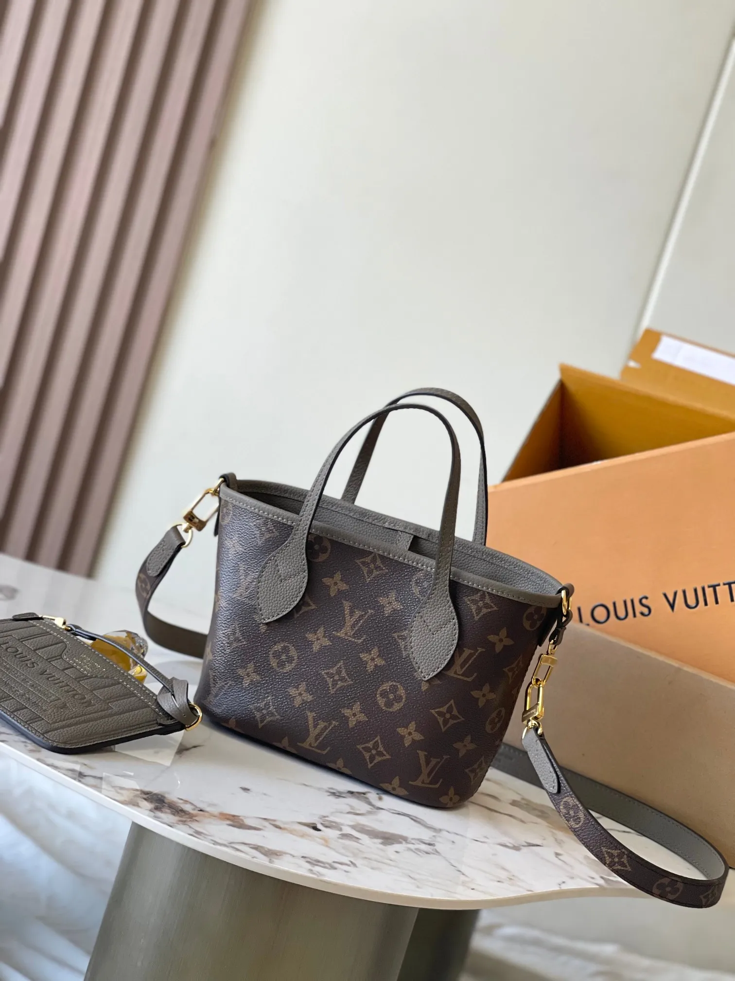 p1960 [Special grade MB chip version original leather] Neverfull Bandouliere Inside Out BB handbag is a double-sided version of the classic design this season, model: M12109 elephant gray dynamic chip version Material: A-grade all-steel hardware, imported original cowhide Packaging: full set of original duty-free MB packaging Size: 24*14*9CM