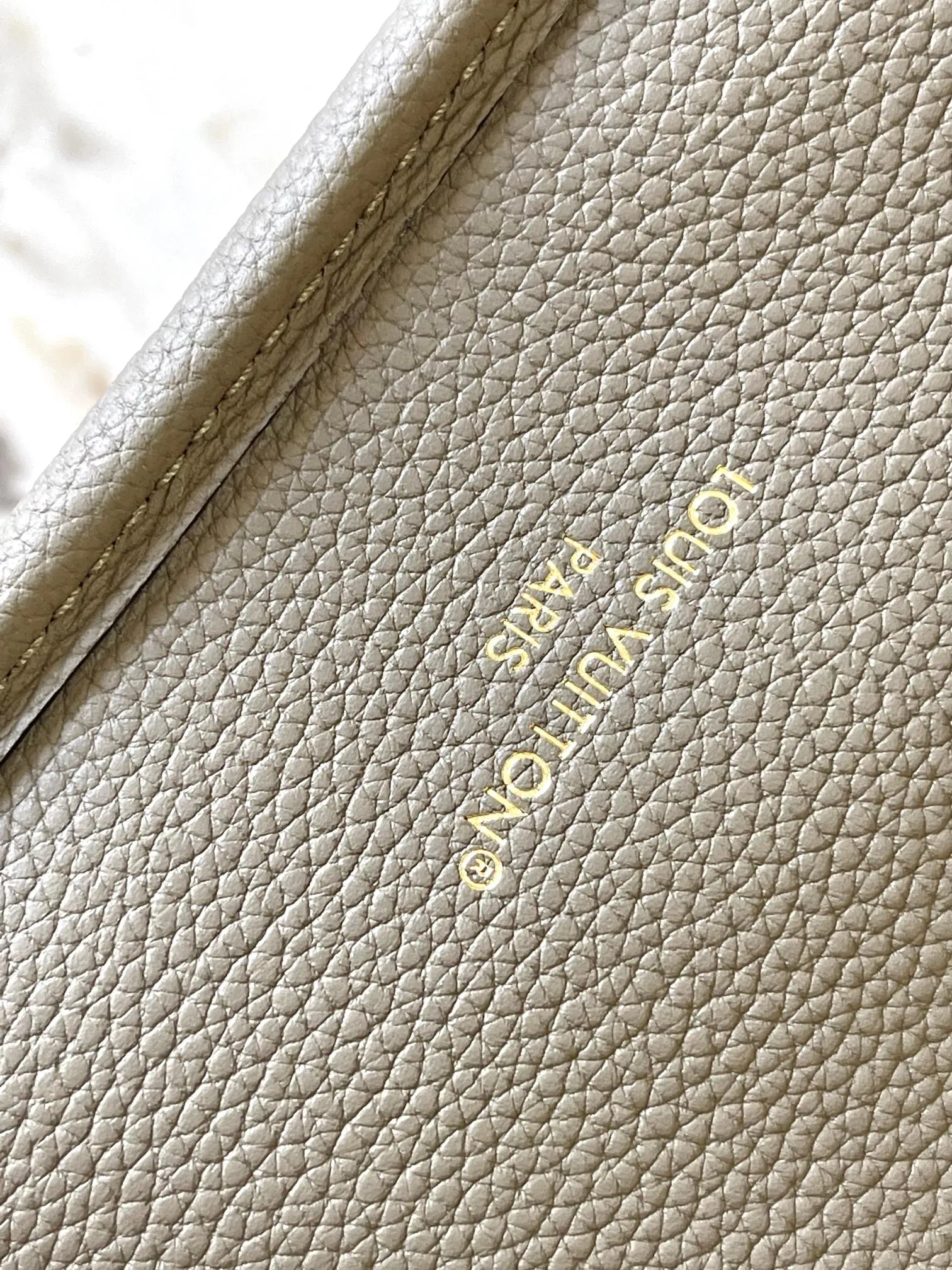 p1960 [Special grade MB chip version original leather] Neverfull Bandouliere Inside Out BB handbag is a double-sided version of the classic design this season, model: M12109 elephant gray dynamic chip version Material: A-grade all-steel hardware, imported original cowhide Packaging: full set of original duty-free MB packaging Size: 24*14*9CM