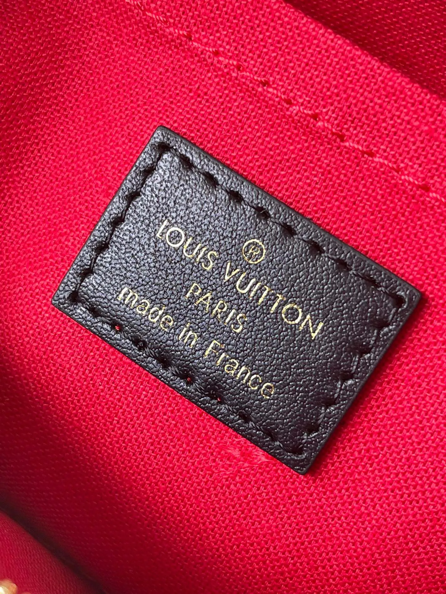 💰860 Top Original M46653 OnTheGo Tote Bag combines Giant Monogram and Monogram Reverse canvas to reinterpret the ample configuration of East West. The detachable round coin pouch is richly detailed, while the Toron top handle and detachable wide shoulder strap allow for multiple carrying options. Size: 25*13*10 cm