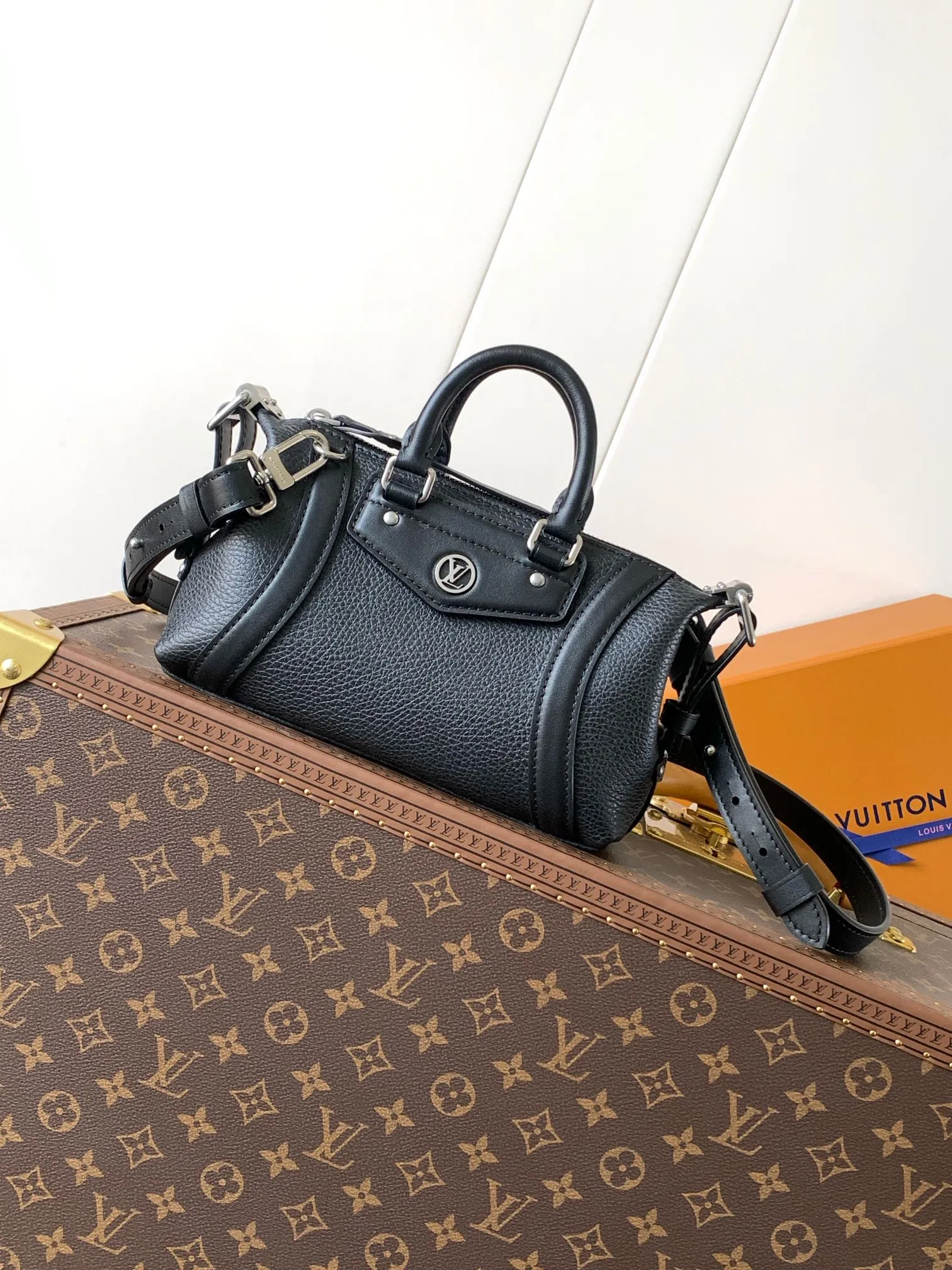 💰1300 (top layer leather) mini size top original order, transcoding chip black M14623 mini M14514 small size M14700 medium size dark gray M14702 medium size light gray M14721 small size M14721 medium size This Nano LV Rider handbag comes from the 2025 spring and summer series. It is pixelated grain sheep leather blended with smooth cow leather elements, and then LV The Circle logo is the finishing touch with a sophisticated patch. The foldable configuration makes it easy to store in a suitcase, and the modern design adds a rock-n-roll edge to any look.  Mini 10 x 10 x 23 cm Small 12 × 12 × 30 cm Medium 15 × 15 × 38 cm (H x W x L) Sheep leather Cow leather trim Textile lining Metal hardware Zipper closure Side slip straps Internal pocket Holds a 6.7-inch smartphone, Romy card holder and lipstick Shoulder strap: removable, adjustable Strap half-length: 30.0 cm Bag strap half length adjustable to: 45.0 cm Handle: double handle