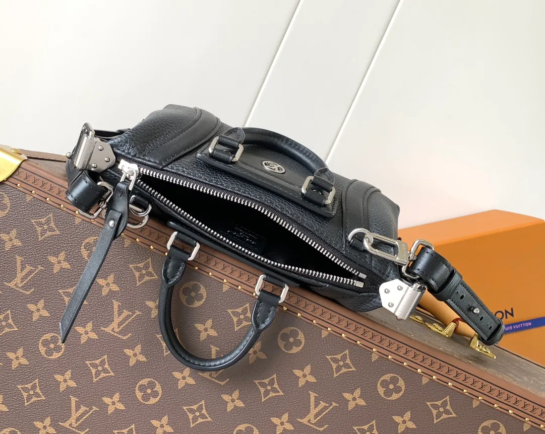 💰1300 (top layer leather) mini size top original order, transcoding chip black M14623 mini M14514 small size M14700 medium size dark gray M14702 medium size light gray M14721 small size M14721 medium size This Nano LV Rider handbag comes from the 2025 spring and summer series. It is pixelated grain sheep leather blended with smooth cow leather elements, and then LV The Circle logo is the finishing touch with a sophisticated patch. The foldable configuration makes it easy to store in a suitcase, and the modern design adds a rock-n-roll edge to any look.  Mini 10 x 10 x 23 cm Small 12 × 12 × 30 cm Medium 15 × 15 × 38 cm (H x W x L) Sheep leather Cow leather trim Textile lining Metal hardware Zipper closure Side slip straps Internal pocket Holds a 6.7-inch smartphone, Romy card holder and lipstick Shoulder strap: removable, adjustable Strap half-length: 30.0 cm Bag strap half length adjustable to: 45.0 cm Handle: double handle