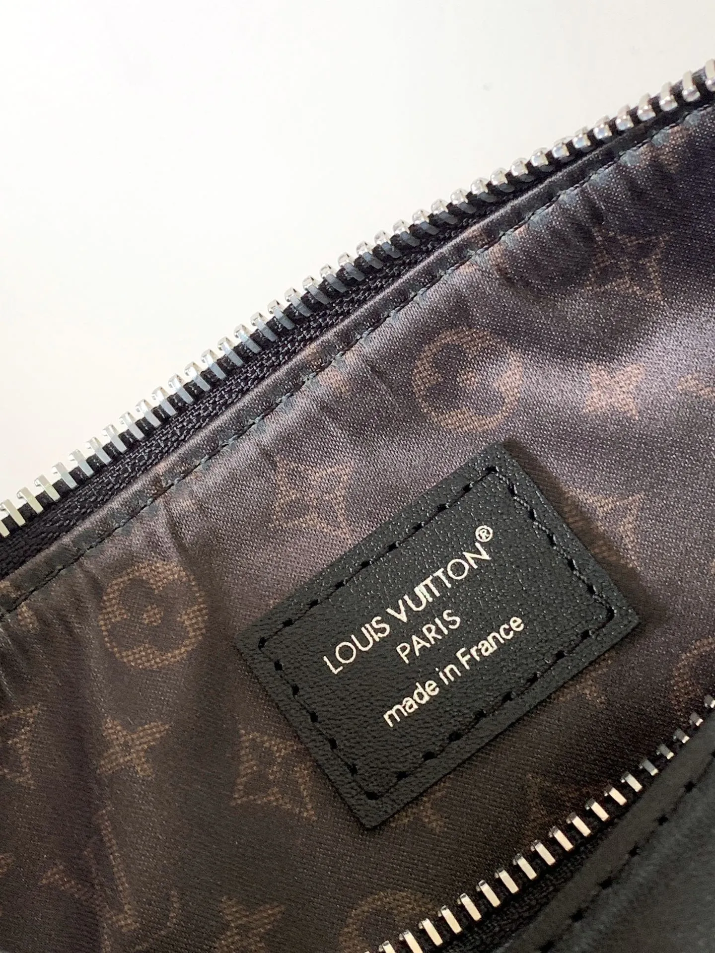 💰1300 (top layer leather) mini size top original order, transcoding chip black M14623 mini M14514 small size M14700 medium size dark gray M14702 medium size light gray M14721 small size M14721 medium size This Nano LV Rider handbag comes from the 2025 spring and summer series. It is pixelated grain sheep leather blended with smooth cow leather elements, and then LV The Circle logo is the finishing touch with a sophisticated patch. The foldable configuration makes it easy to store in a suitcase, and the modern design adds a rock-n-roll edge to any look.  Mini 10 x 10 x 23 cm Small 12 × 12 × 30 cm Medium 15 × 15 × 38 cm (H x W x L) Sheep leather Cow leather trim Textile lining Metal hardware Zipper closure Side slip straps Internal pocket Holds a 6.7-inch smartphone, Romy card holder and lipstick Shoulder strap: removable, adjustable Strap half-length: 30.0 cm Bag strap half length adjustable to: 45.0 cm Handle: double handle