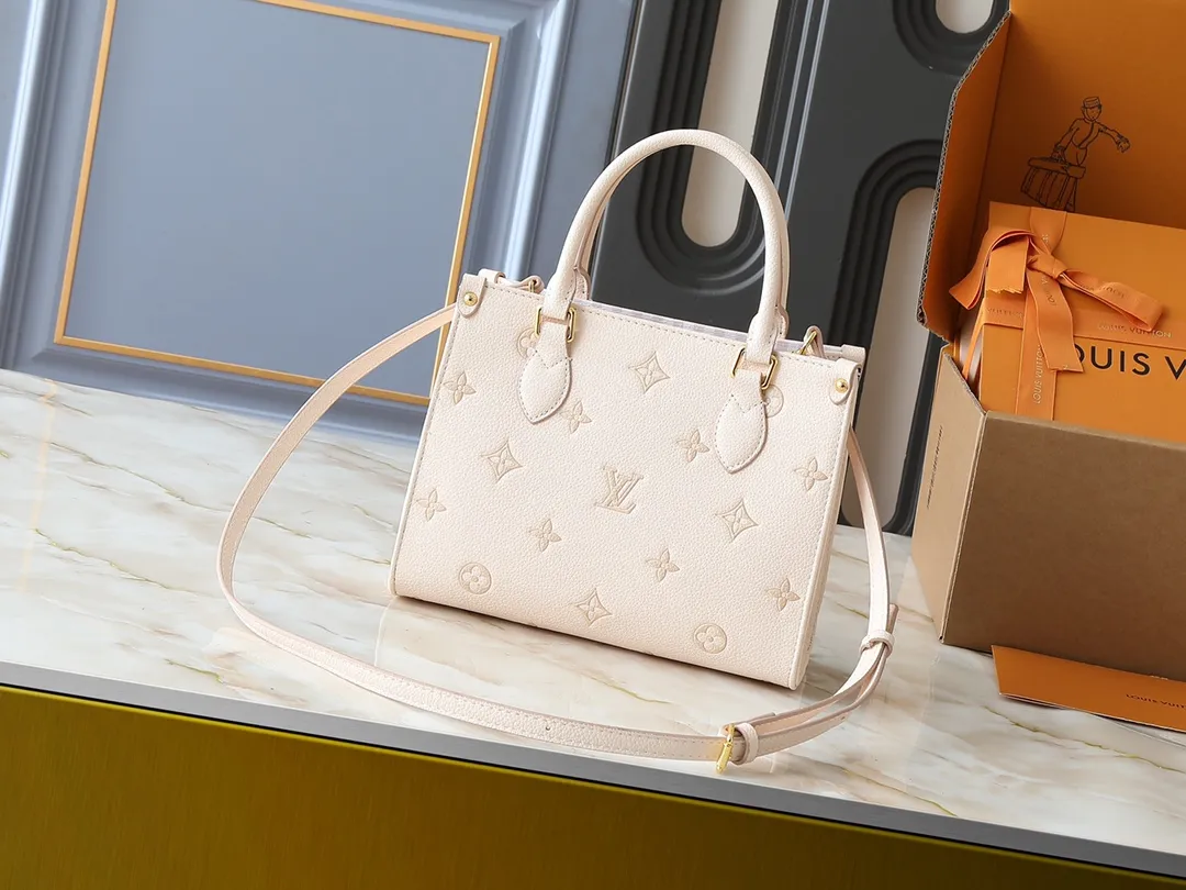 💰240💰Upgraded from the original M14403 M45659 [OnTheGo small handbag], the brand’s classic Monogram Empreinte leather is renewed, using the same tone to outline the pattern. The detachable metal chain decoration highlights the details, the striped fabric lining gives off an elegant atmosphere, and the detachable shoulder strap allows for shoulder or cross-body wear ~ size 25 x 19 x 11.5cm