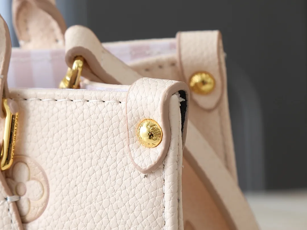 💰240💰Upgraded from the original M14403 M45659 [OnTheGo small handbag], the brand’s classic Monogram Empreinte leather is renewed, using the same tone to outline the pattern. The detachable metal chain decoration highlights the details, the striped fabric lining gives off an elegant atmosphere, and the detachable shoulder strap allows for shoulder or cross-body wear ~ size 25 x 19 x 11.5cm