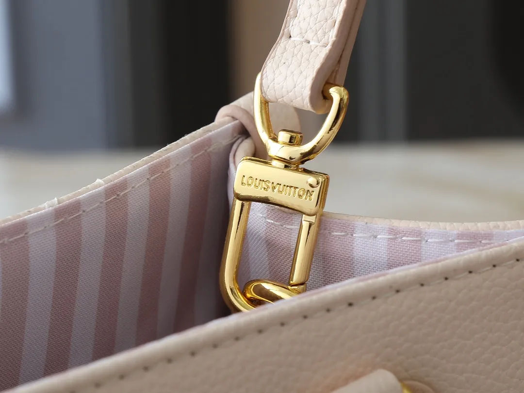 💰240💰Upgraded from the original M14403 M45659 [OnTheGo small handbag], the brand’s classic Monogram Empreinte leather is renewed, using the same tone to outline the pattern. The detachable metal chain decoration highlights the details, the striped fabric lining gives off an elegant atmosphere, and the detachable shoulder strap allows for shoulder or cross-body wear ~ size 25 x 19 x 11.5cm
