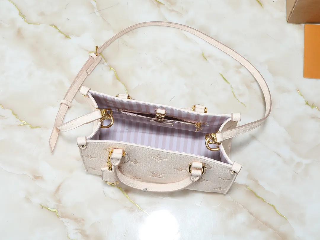 💰240💰Upgraded from the original M14403 M45659 [OnTheGo small handbag], the brand’s classic Monogram Empreinte leather is renewed, using the same tone to outline the pattern. The detachable metal chain decoration highlights the details, the striped fabric lining gives off an elegant atmosphere, and the detachable shoulder strap allows for shoulder or cross-body wear ~ size 25 x 19 x 11.5cm