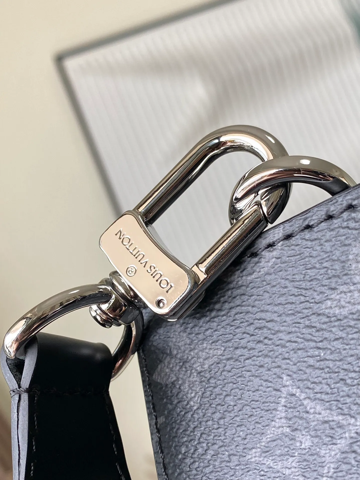 💰1020 Top Original Order M11742 This Sac Plat Horizontal Zippe handbag uses luxurious leather to shape the shoulder straps, side structure and reinforced straps, using modern touches to interpret the elegant style. The briefcase-sized design features a padded interior slip pocket to easily store a laptop and can be worn handheld or cross-body. Dimensions: 39.8 × 30.2 × 5 cm