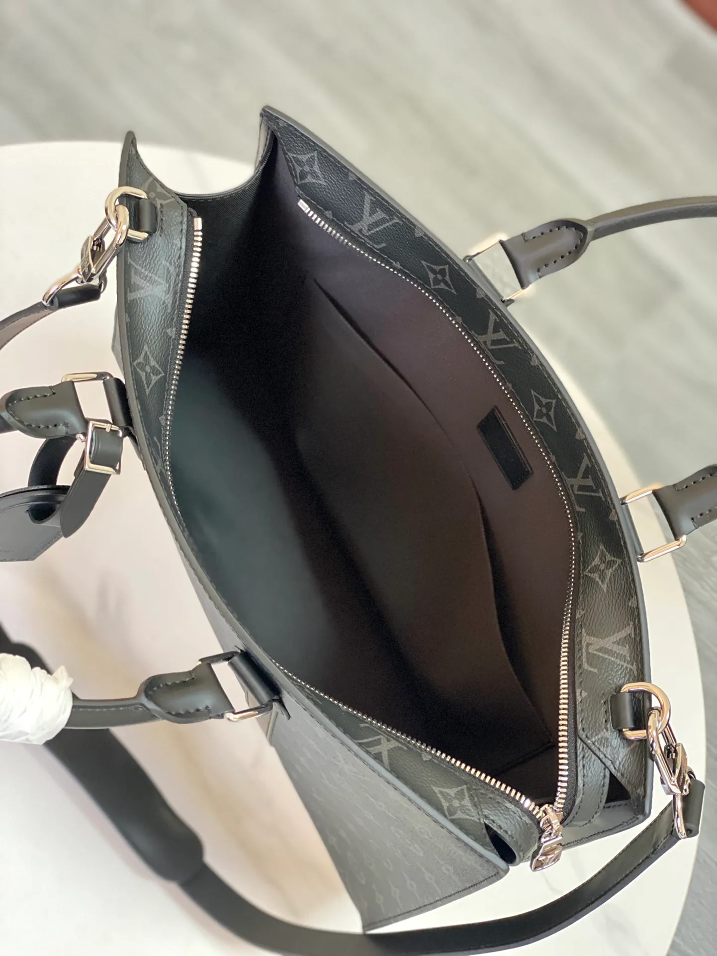 💰1020 Top Original Order M11742 This Sac Plat Horizontal Zippe handbag uses luxurious leather to shape the shoulder straps, side structure and reinforced straps, using modern touches to interpret the elegant style. The briefcase-sized design features a padded interior slip pocket to easily store a laptop and can be worn handheld or cross-body. Dimensions: 39.8 × 30.2 × 5 cm
