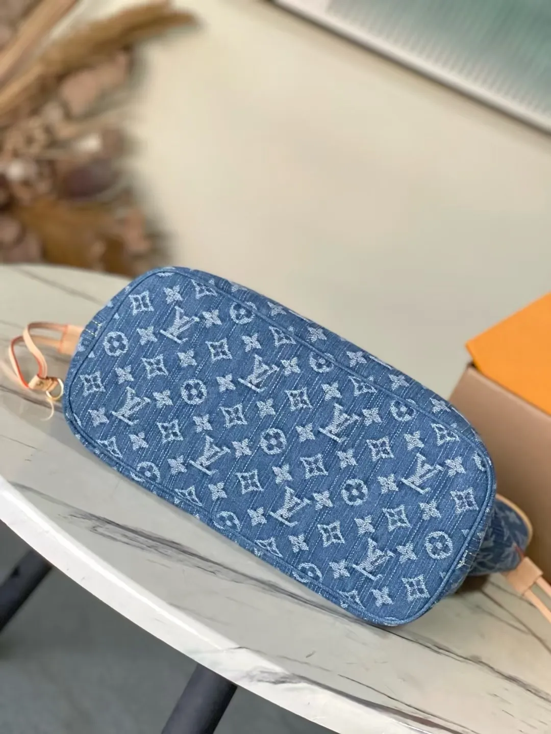 💰1220 Top original order M13192 This medium-sized Neverfull handbag is made of Monogram denim with cow leather trim. The adjustable straps on the side can flexibly tighten the silhouette, making it a classic choice for urban travel. There is plenty of space to easily store a 13-inch laptop, and multiple pockets such as a detachable zipper bag complete the functionality. Dimensions: 31 × 28 × 14 cm