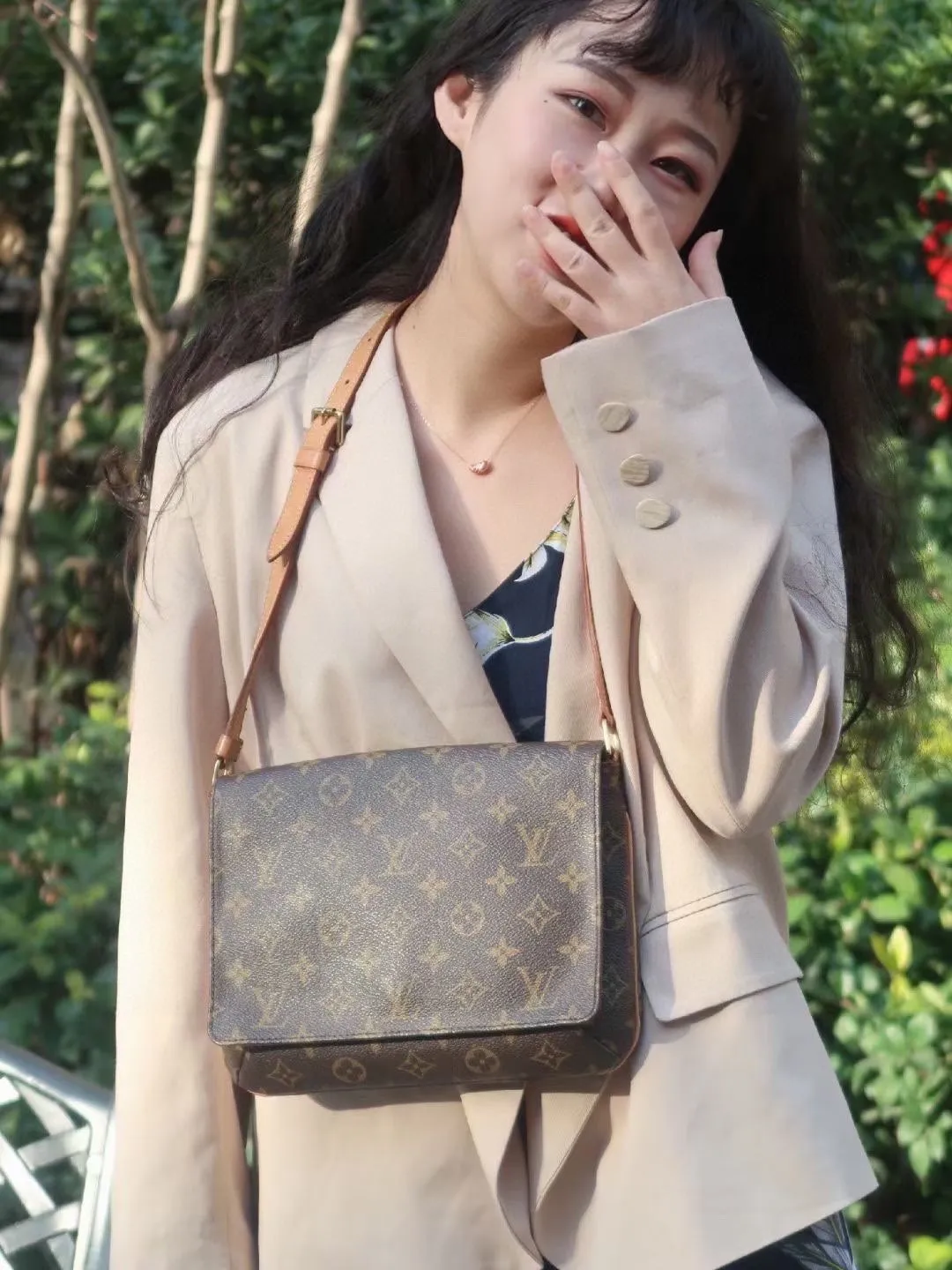 Batch 240💰Changing leather🔥Upgraded version of the second-hand messenger bag M51257 presbyopia, a new interpretation of the Neverfull classic, explore the exquisite details inside the bag. Inspired by vintage details from the Louis Vuitton archives, bright lining tones add a more lively feel to the classic Monogram canvas. The size is just right, the size shouldn’t be too suitable🤗 The adjustable shoulder strap is a versatile piece that doesn’t matter the season or clothes. Dimensions 🌸25 x 22x4