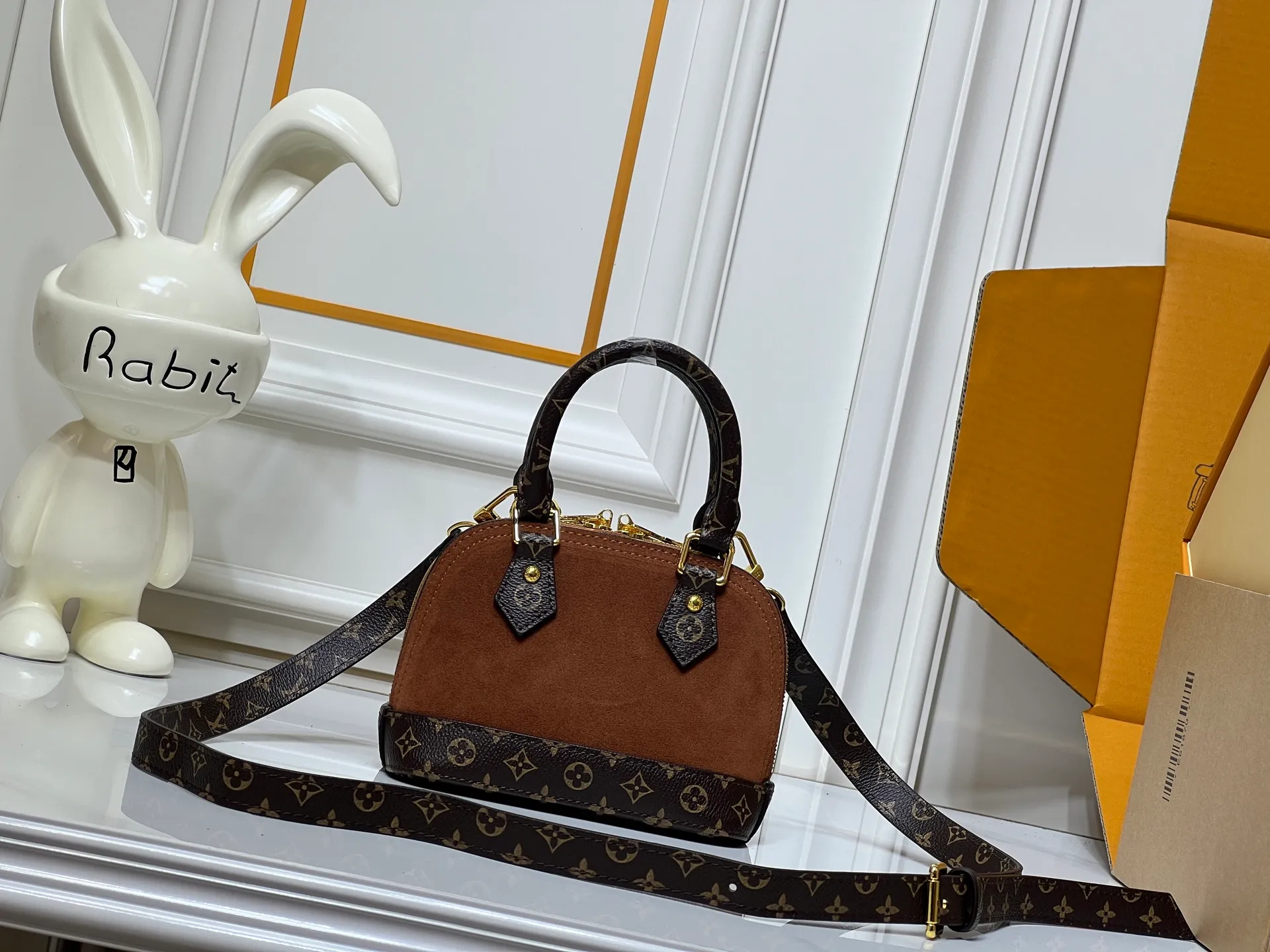 Batch 280💰Presbyopia brown M53152 M90611 M82717 Louis Vuitton's iconic handbag, one of the most structured and structured. Its prototype is a piece designed by Gaston Vuitton and named after the Alma Bridge, which connects two adjacent fashionable districts in Paris. Signature Monogram canvas gives it a classic feel. Dimensions: 18 x 12x 8 cm (length x height x width)
