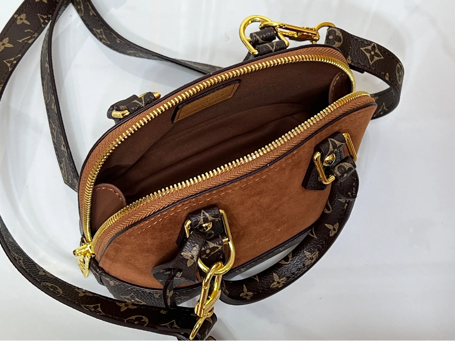 Batch 280💰Presbyopia brown M53152 M90611 M82717 Louis Vuitton's iconic handbag, one of the most structured and structured. Its prototype is a piece designed by Gaston Vuitton and named after the Alma Bridge, which connects two adjacent fashionable districts in Paris. Signature Monogram canvas gives it a classic feel. Dimensions: 18 x 12x 8 cm (length x height x width)