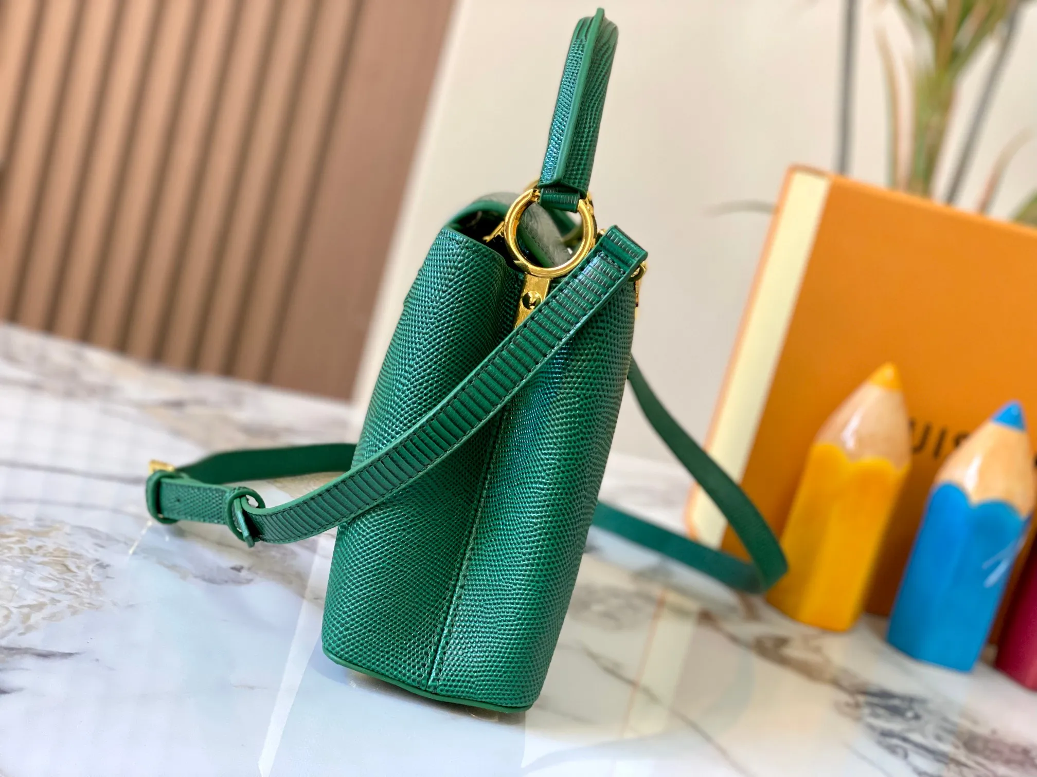 Top original P460 Guangzhou-made M12297 green lizard skin with gold diamond corolla 🔺This CapucinesBB handbag exquisitely combines the elegant lizard skin outer layer, delicate sheepskin lining and Yingze metal parts. The iconic flap achieves two styles. The LV logo can be read on the inside and Monogram flowers bloom on the outside. It lights up the corner of the evening occasion and adds a personalized atmosphere to the wardrobe. Shine gorgeous style in day and night occasions.  Detailed features 27 x 18 x 9 cm (length x height x width)
