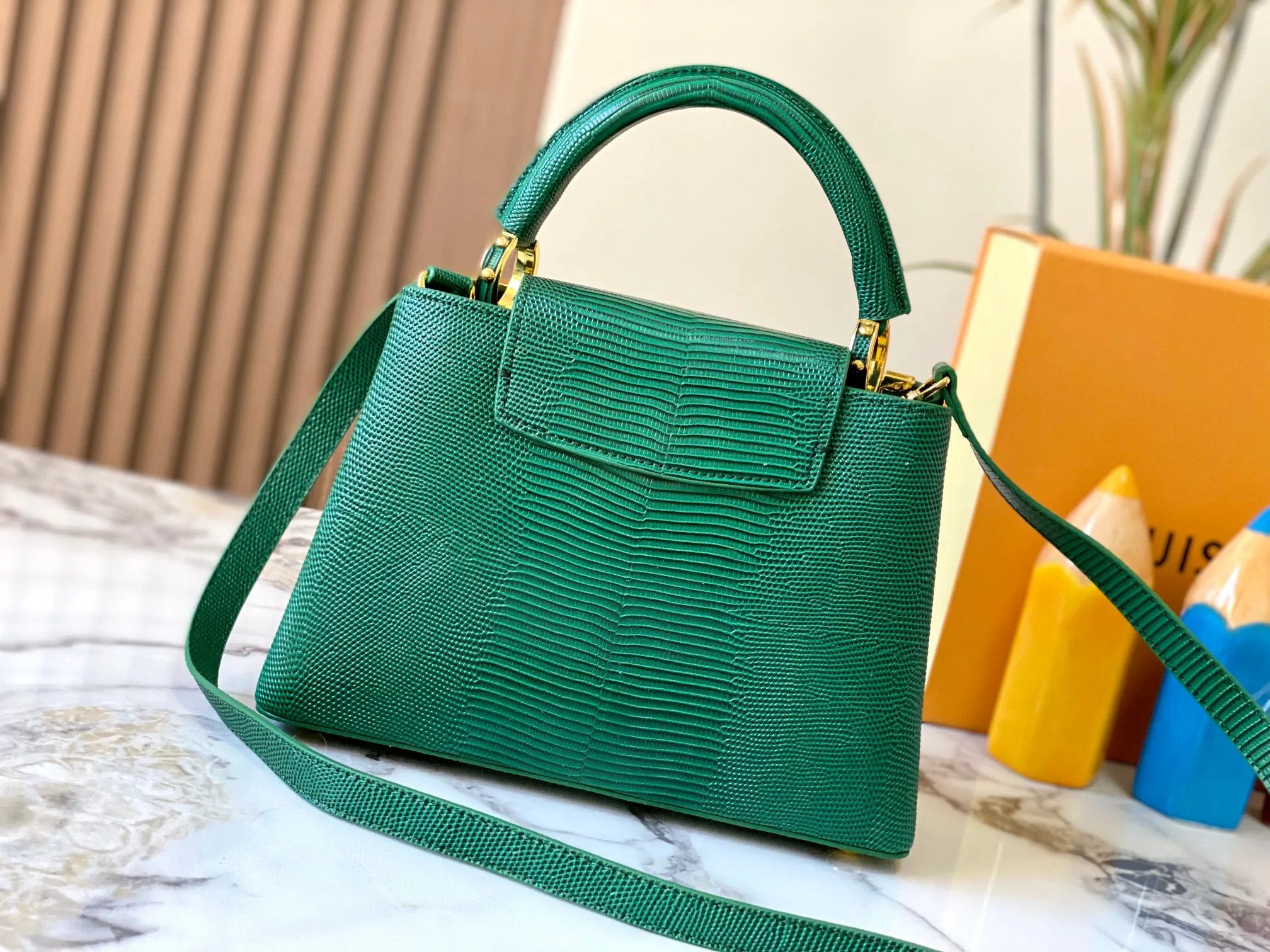 Top original P460 Guangzhou-made M12297 green lizard skin with gold diamond corolla 🔺This CapucinesBB handbag exquisitely combines the elegant lizard skin outer layer, delicate sheepskin lining and Yingze metal parts. The iconic flap achieves two styles. The LV logo can be read on the inside and Monogram flowers bloom on the outside. It lights up the corner of the evening occasion and adds a personalized atmosphere to the wardrobe. Shine gorgeous style in day and night occasions.  Detailed features 27 x 18 x 9 cm (length x height x width)