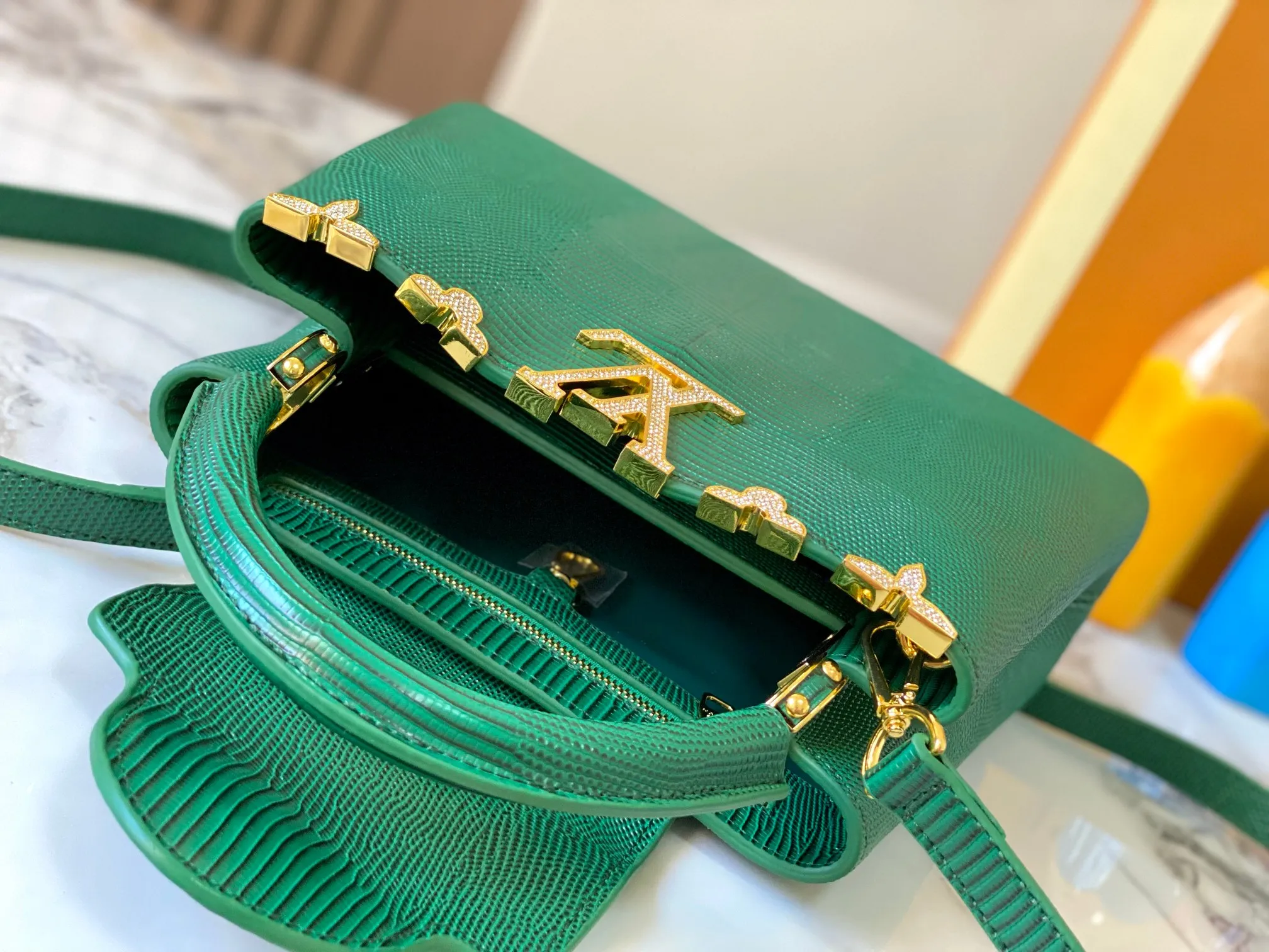 Top original P460 Guangzhou-made M12297 green lizard skin with gold diamond corolla 🔺This CapucinesBB handbag exquisitely combines the elegant lizard skin outer layer, delicate sheepskin lining and Yingze metal parts. The iconic flap achieves two styles. The LV logo can be read on the inside and Monogram flowers bloom on the outside. It lights up the corner of the evening occasion and adds a personalized atmosphere to the wardrobe. Shine gorgeous style in day and night occasions.  Detailed features 27 x 18 x 9 cm (length x height x width)
