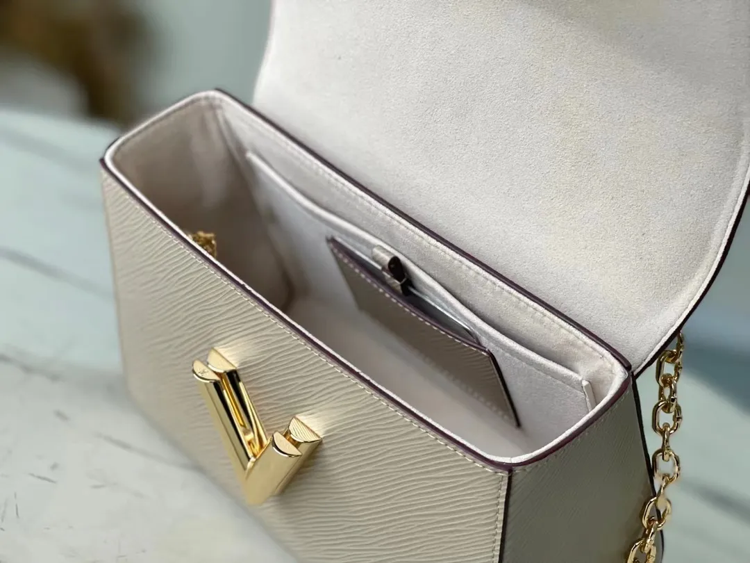 💰1160 (top-grain leather) top-quality original M21112 elephant gray Twist handbag made its debut at the 2015 Cruise early spring show and became a new classic of the brand. This medium Twist chain bag is crafted from iconic Epi leather and features the LV Twist lock in dazzling metal. The wavy bottom creates ample space, and the sliding chain shoulder strap can be folded over the shoulder or unfolded to be worn cross-body, making it easy to shine day and night. Dimensions: 23 x 17 x 9.5 cm