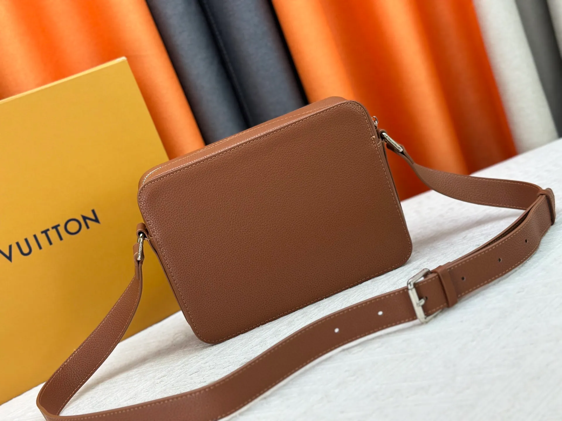 P260 Upgraded from the original M15265 M15260 M25981 This Boarding messenger bag is made of lightweight and wear-resistant waxed cow leather. It has a compact structure with internal and external patch pockets for proper storage of an 8.3-inch tablet. Adjustable leather shoulder strap upgrades comfort. Dimensions: 24 x 18 x 9 (cm) ((length x height x width)