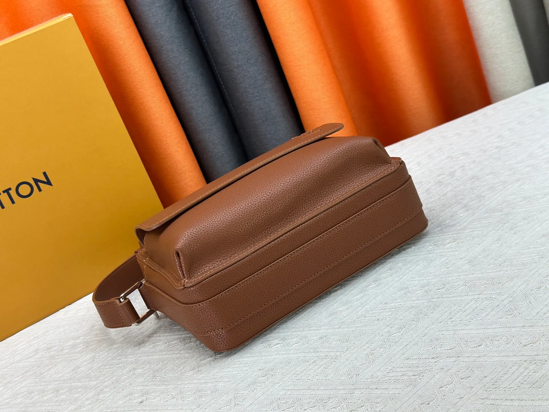 P260 Upgraded from the original M15265 M15260 M25981 This Boarding messenger bag is made of lightweight and wear-resistant waxed cow leather. It has a compact structure with internal and external patch pockets for proper storage of an 8.3-inch tablet. Adjustable leather shoulder strap upgrades comfort. Dimensions: 24 x 18 x 9 (cm) ((length x height x width)