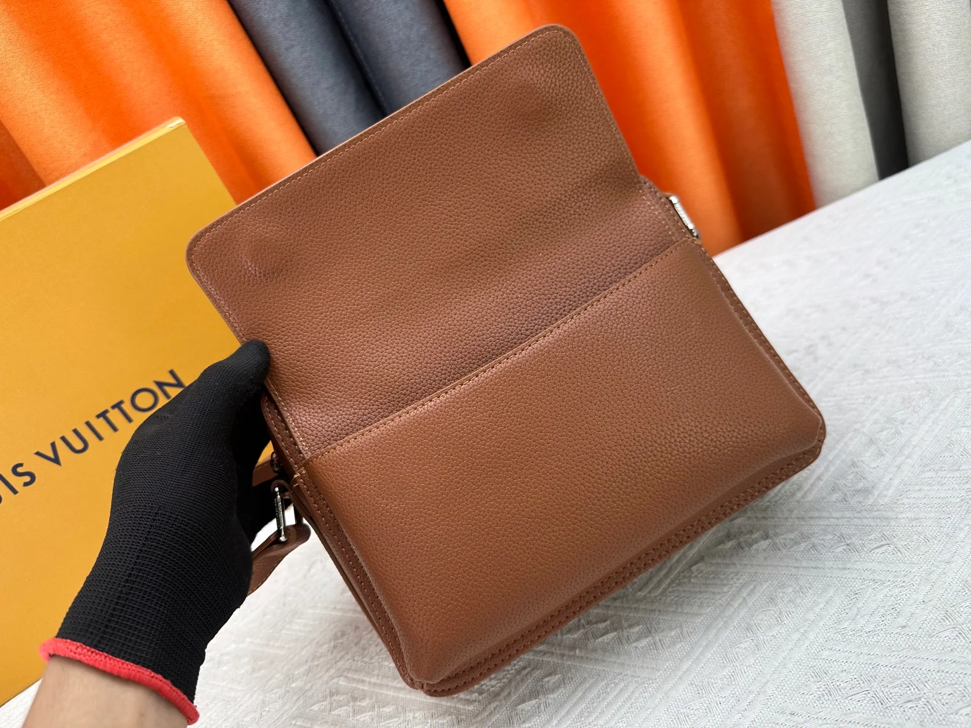 P260 Upgraded from the original M15265 M15260 M25981 This Boarding messenger bag is made of lightweight and wear-resistant waxed cow leather. It has a compact structure with internal and external patch pockets for proper storage of an 8.3-inch tablet. Adjustable leather shoulder strap upgrades comfort. Dimensions: 24 x 18 x 9 (cm) ((length x height x width)