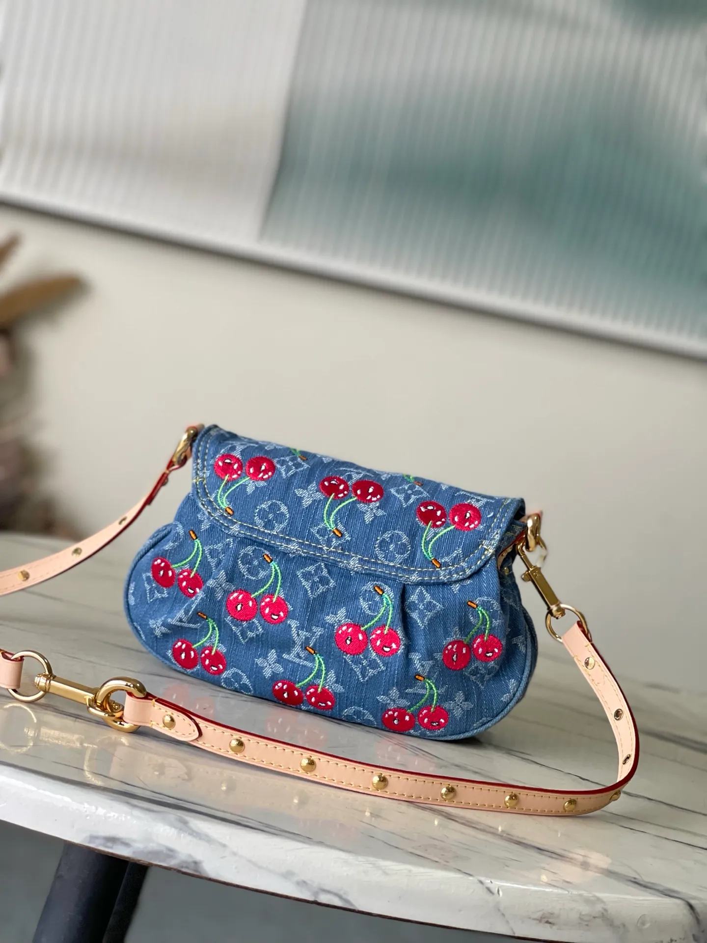 💰1180 Top original order M13680 This Sunset handbag is made of Monogram denim, with retro brushstrokes to create a rounded shape, and eye-catching buckles to brighten the design. The bright cherry embroidery highlights the smart style of the Louis Vuitton×Murakami replica series, and the studded leather shoulder strap completes the whole. Dimensions: 27 × 18 × 3 cm