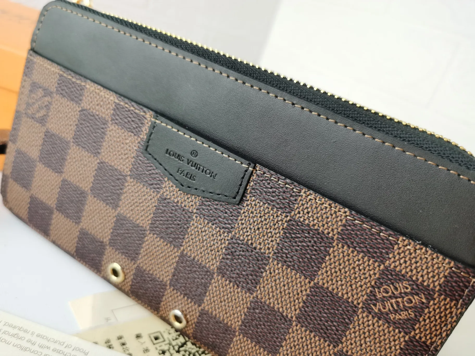 P160💰Top original version💎【Real shot with home background】Zippy Dragonne zipper wallet M69037# Pays tribute to Louis Vuitton's tradition of traveling and making suitcases. The wallet is decorated with travel-style patches and the Louis Vuitton logo. With its compact interior and simple design, this wallet is ideal for everyday use. 19.0x11.0x3.5cm