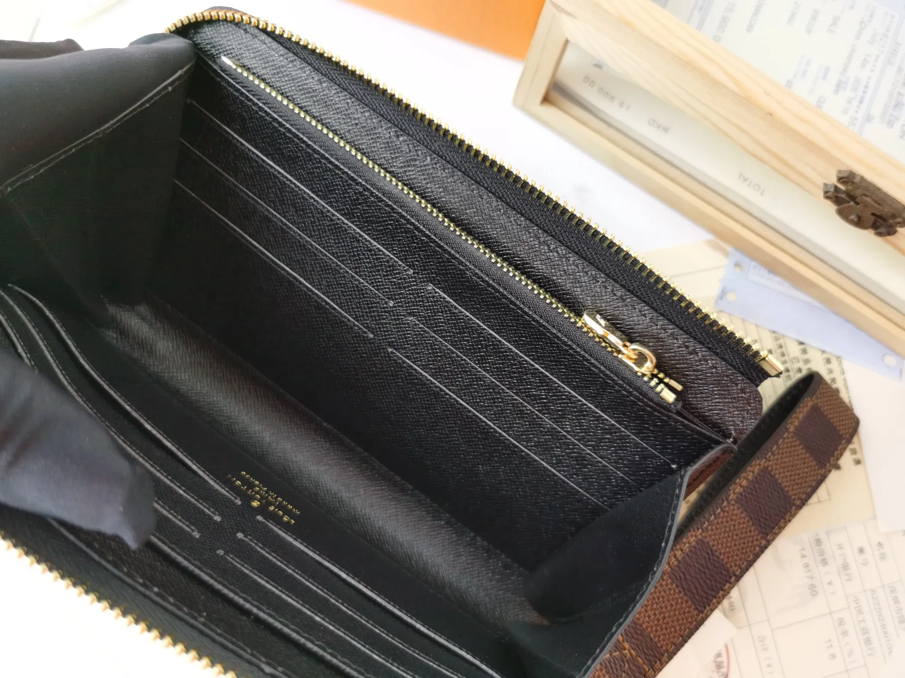 P160💰Top original version💎【Real shot with home background】Zippy Dragonne zipper wallet M69037# Pays tribute to Louis Vuitton's tradition of traveling and making suitcases. The wallet is decorated with travel-style patches and the Louis Vuitton logo. With its compact interior and simple design, this wallet is ideal for everyday use. 19.0x11.0x3.5cm