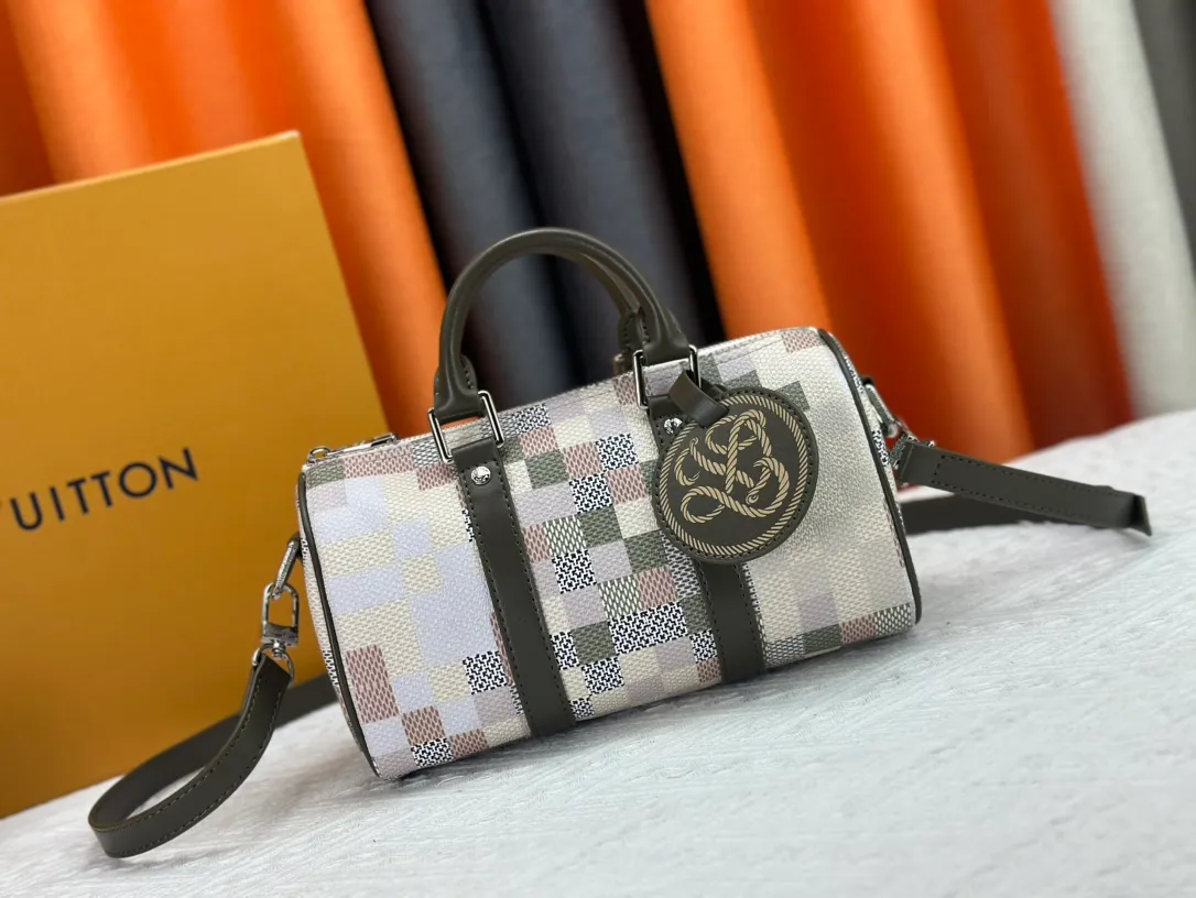 P260 Upgraded original version N00105 checkerboard green M20900.M46271 black flower, full leather black, M31044 orange, M11542 presbyopia, M24849 presbyopic flower. This Keepall 25 handbag is made of Monogram Eclipse Reverse denim denim canvas, showing an elegant reinterpretation of Louis Vuitton's classic pattern. Reinforced straps and leather name tags are signature elements of the Keepall collection, while a zipper closure keeps personal items safe and secure. Dimensions: 25.0 x 15.0 x 11.0 cm (length x height x width)