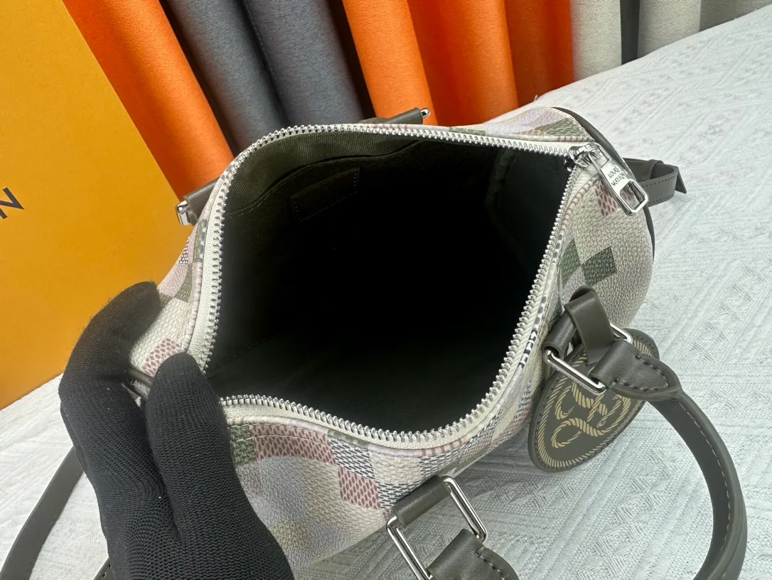 P260 Upgraded original version N00105 checkerboard green M20900.M46271 black flower, full leather black, M31044 orange, M11542 presbyopia, M24849 presbyopic flower. This Keepall 25 handbag is made of Monogram Eclipse Reverse denim denim canvas, showing an elegant reinterpretation of Louis Vuitton's classic pattern. Reinforced straps and leather name tags are signature elements of the Keepall collection, while a zipper closure keeps personal items safe and secure. Dimensions: 25.0 x 15.0 x 11.0 cm (length x height x width)