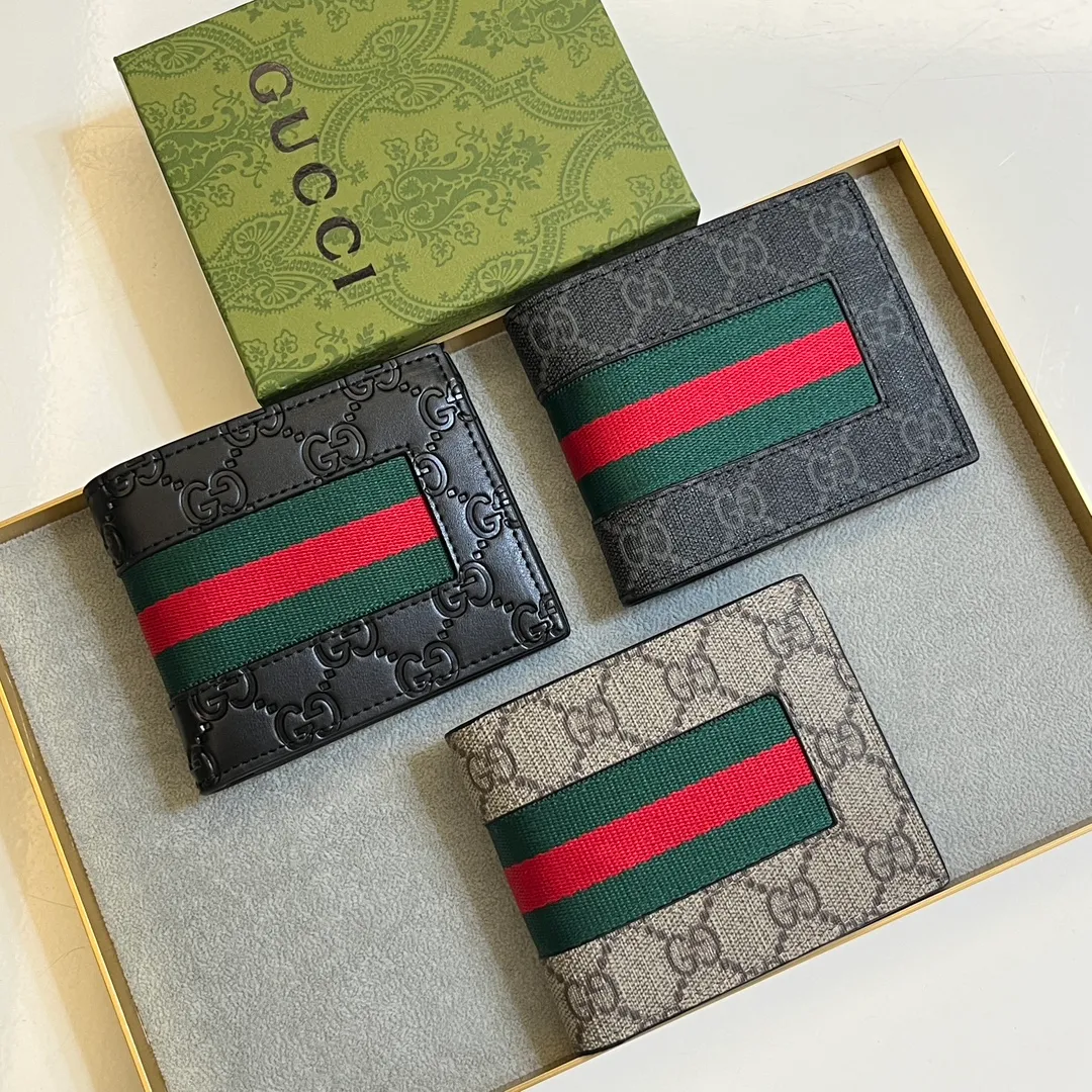 💰120 💎Upgraded original version 🇮🇹 Made with careful combination of the two most recognizable logos of the G family - GG pattern and webbing. This short wallet is made of GG Supreme premium man-made canvas with branded web stripes. Style number: 408827. Size: 11x9cm