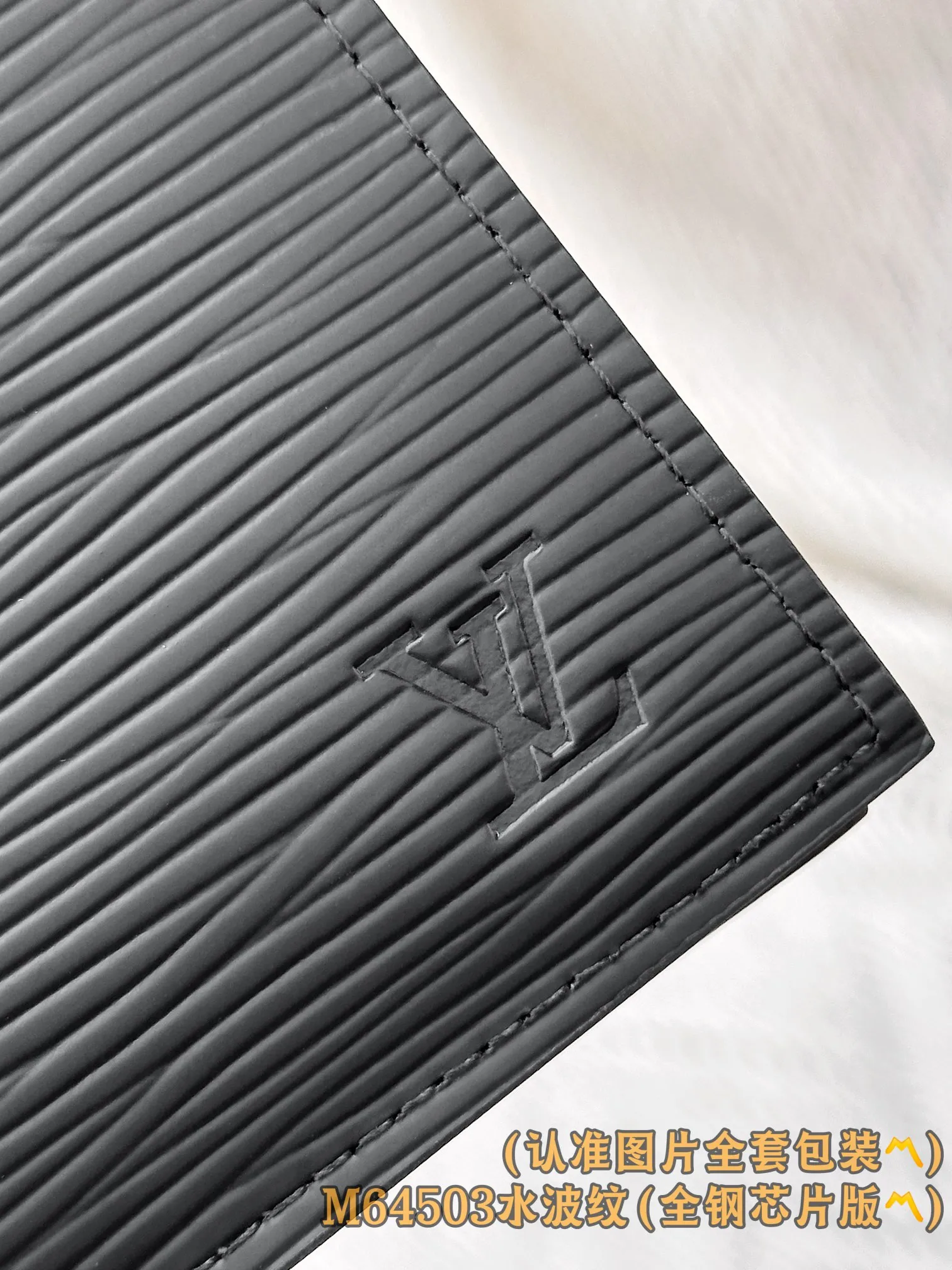 💰520 [Genuine grade] [Special grade MB all-steel high-elastic fabric] M64503 water ripple (〽️A-grade all-steel version〽️) Personalized customization! Changing code chip! Passport Cover, the modern traveler's favorite accessory, this coated canvas passport cover combines style and practicality. Equipped with four credit card slots and two convenient pockets for quick access to your passport. 10 x 14 x 2.5 cm (length x height x width).