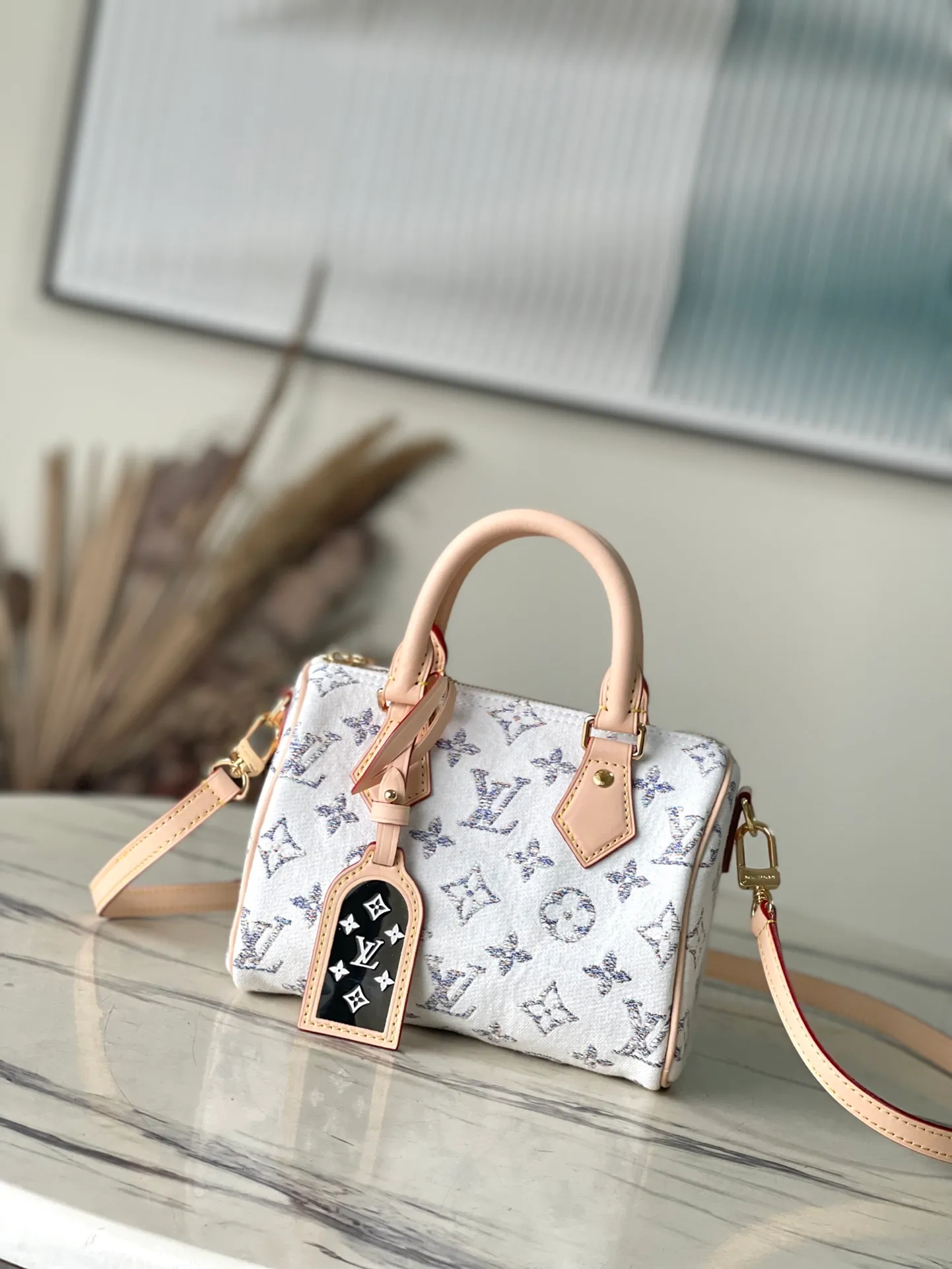💰1040 Top Original Order M24709 This Speedy Bandoulière 20 handbag is from the Nautical series. The Monogram pattern is woven with colorful yarns, showing a unique color gradient. Jacquard fabric combined with invisible coating provides excellent wear resistance. Dimensions: 20.5 x 13.5 x 12 cm (length x height x width)