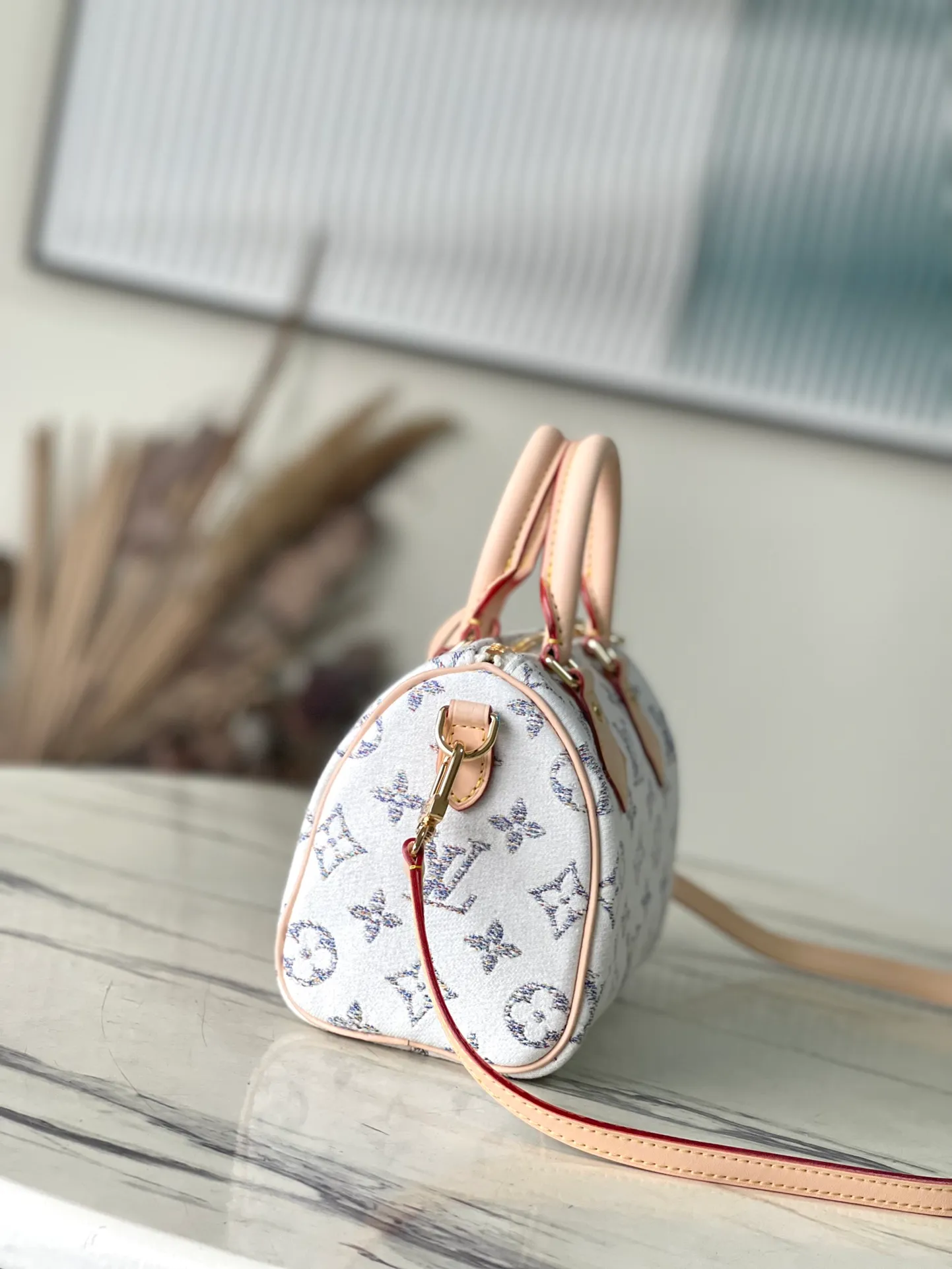 💰1040 Top Original Order M24709 This Speedy Bandoulière 20 handbag is from the Nautical series. The Monogram pattern is woven with colorful yarns, showing a unique color gradient. Jacquard fabric combined with invisible coating provides excellent wear resistance. Dimensions: 20.5 x 13.5 x 12 cm (length x height x width)