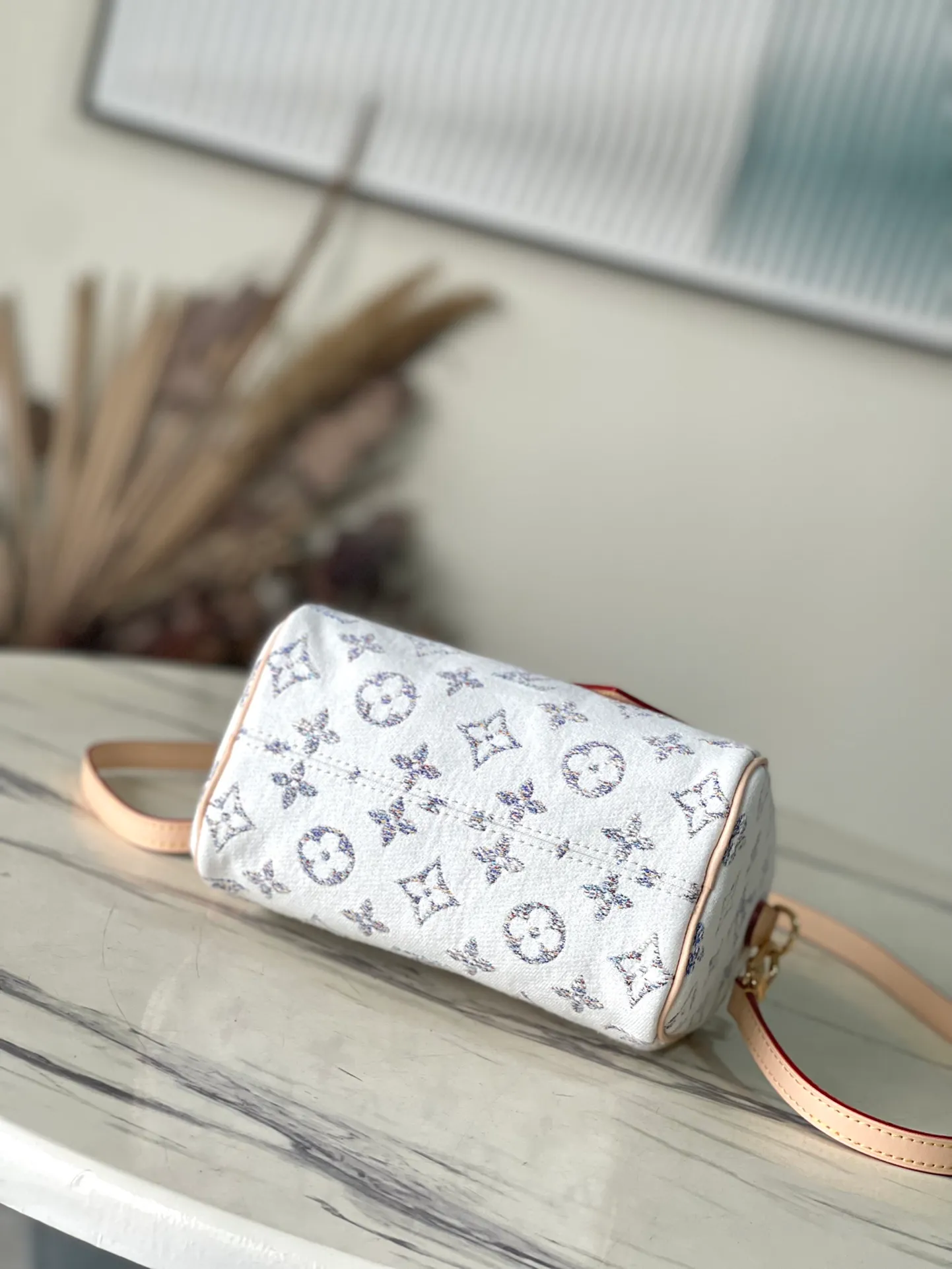 💰1040 Top Original Order M24709 This Speedy Bandoulière 20 handbag is from the Nautical series. The Monogram pattern is woven with colorful yarns, showing a unique color gradient. Jacquard fabric combined with invisible coating provides excellent wear resistance. Dimensions: 20.5 x 13.5 x 12 cm (length x height x width)