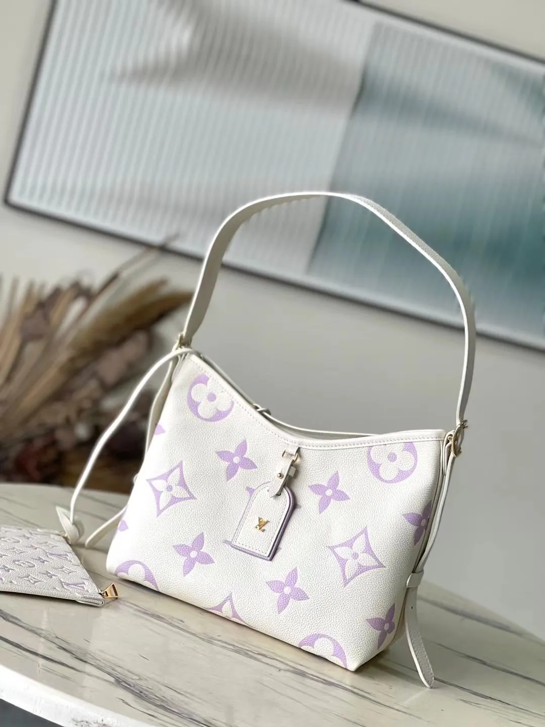 💰1180 (top-grain leather) top-quality original M46288 purple silk screen printing details. The CarryAll small handbag is made of Monogram Empreinte embossed leather. It has a generous configuration and a neat inner layer. The large inner bag adds functional elements. Comes with a Monogram embossed zipper clutch secured by a leather strap. A personal companion for urban life. Dimensions 29 x 24 x 12 cm (length x height x width)