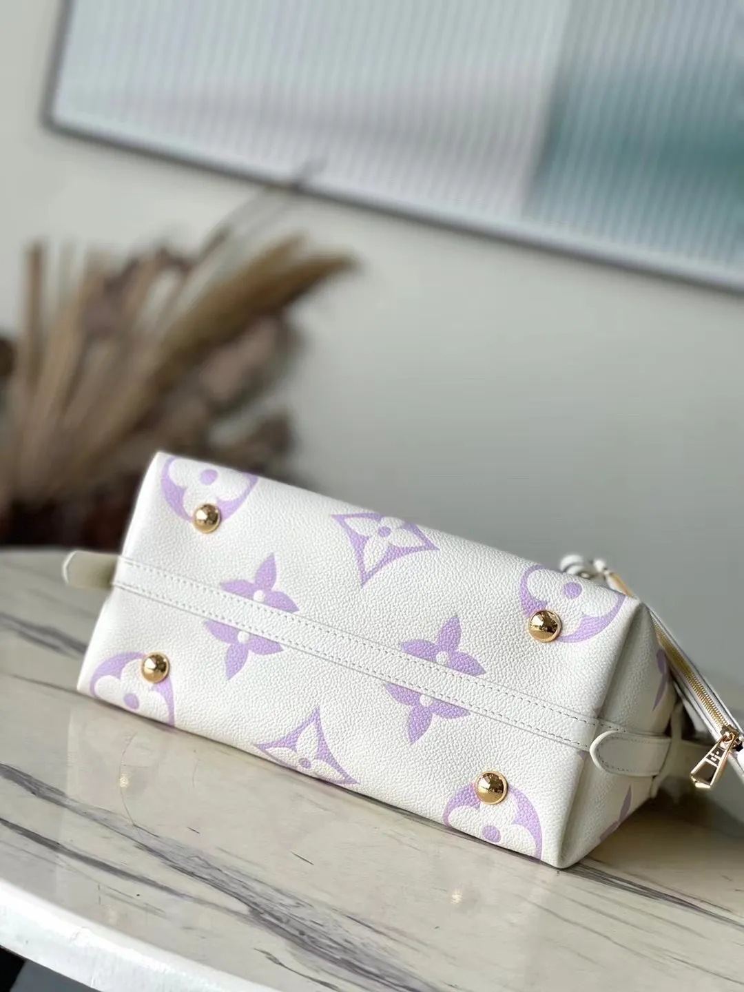 💰1180 (top-grain leather) top-quality original M46288 purple silk screen printing details. The CarryAll small handbag is made of Monogram Empreinte embossed leather. It has a generous configuration and a neat inner layer. The large inner bag adds functional elements. Comes with a Monogram embossed zipper clutch secured by a leather strap. A personal companion for urban life. Dimensions 29 x 24 x 12 cm (length x height x width)