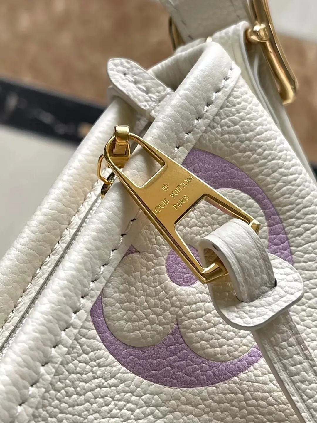 💰1180 (top-grain leather) top-quality original M46288 purple silk screen printing details. The CarryAll small handbag is made of Monogram Empreinte embossed leather. It has a generous configuration and a neat inner layer. The large inner bag adds functional elements. Comes with a Monogram embossed zipper clutch secured by a leather strap. A personal companion for urban life. Dimensions 29 x 24 x 12 cm (length x height x width)