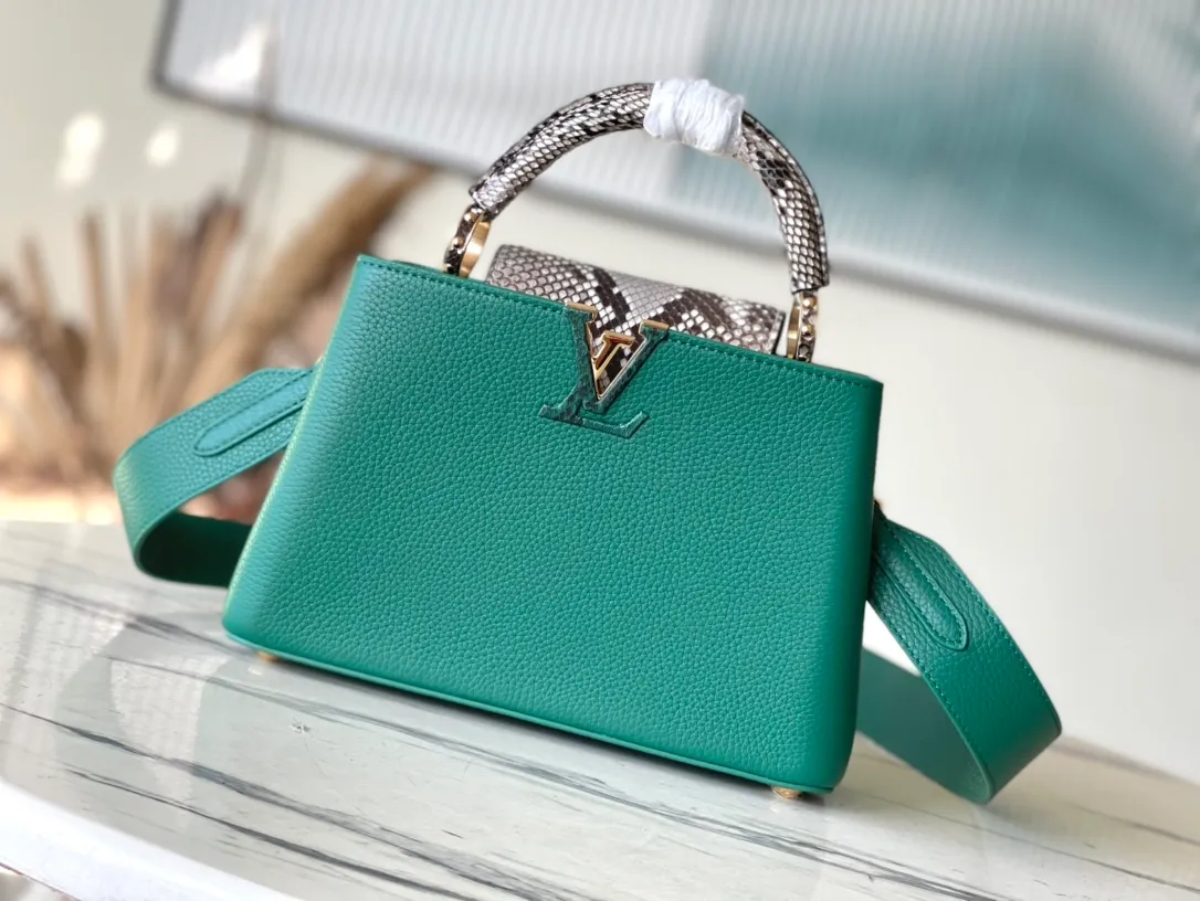 💰2560 (Special Grade Original Leather) N80931/M48865 Green Snake Shoulder This Capucines BB handbag is made of full-grain Taurillon leather and is exquisitely constructed. It is equipped with top handles, two-way flaps and a logo outlined in python snakeskin, making it a gorgeous choice for both day and night. The detachable wide shoulder strap can be worn on the shoulder or cross-body for a edgy look. Size: 27 *18*9cm