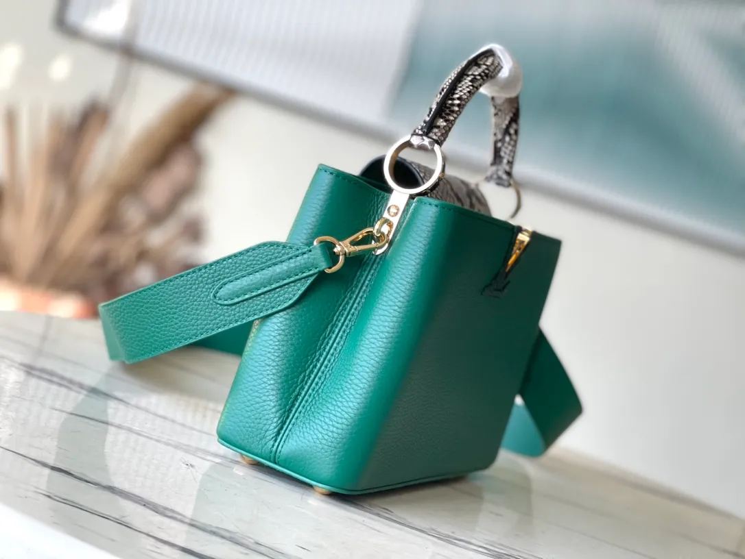 💰2560 (Special Grade Original Leather) N80931/M48865 Green Snake Shoulder This Capucines BB handbag is made of full-grain Taurillon leather and is exquisitely constructed. It is equipped with top handles, two-way flaps and a logo outlined in python snakeskin, making it a gorgeous choice for both day and night. The detachable wide shoulder strap can be worn on the shoulder or cross-body for a edgy look. Size: 27 *18*9cm