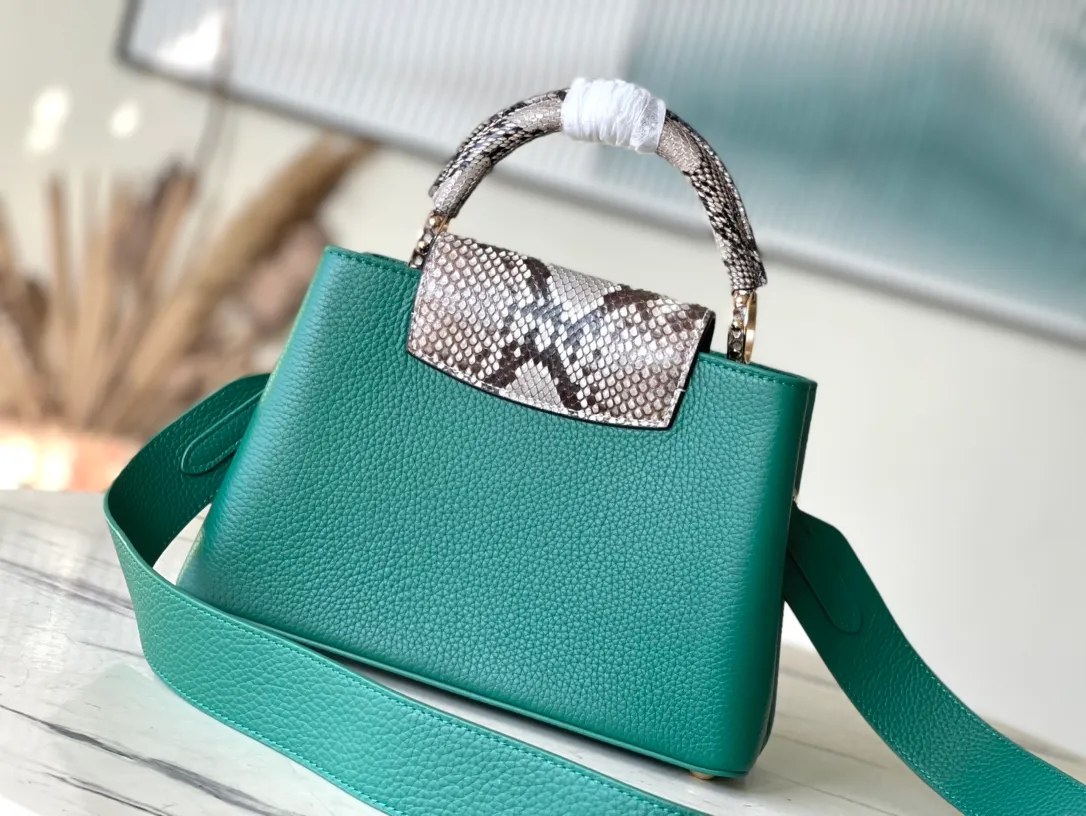 💰2560 (Special Grade Original Leather) N80931/M48865 Green Snake Shoulder This Capucines BB handbag is made of full-grain Taurillon leather and is exquisitely constructed. It is equipped with top handles, two-way flaps and a logo outlined in python snakeskin, making it a gorgeous choice for both day and night. The detachable wide shoulder strap can be worn on the shoulder or cross-body for a edgy look. Size: 27 *18*9cm