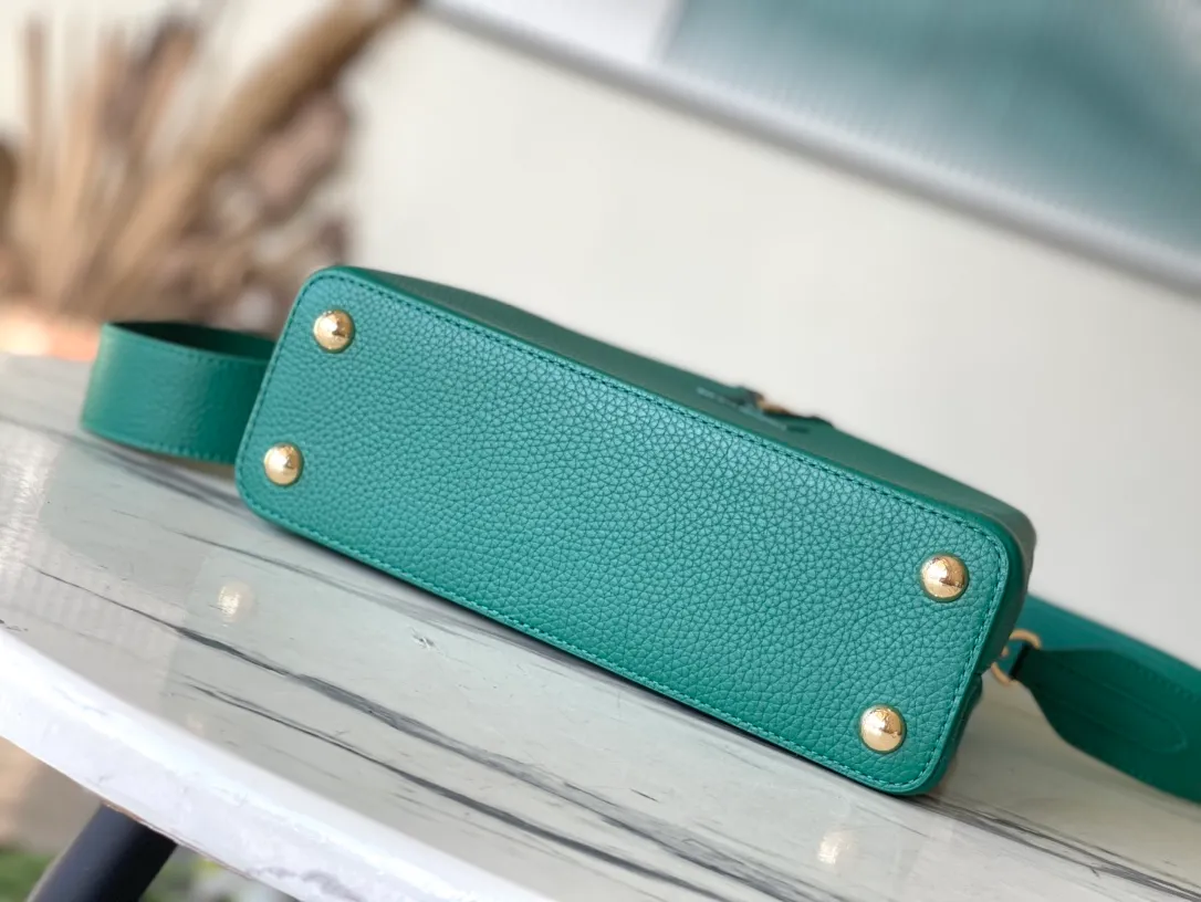 💰2560 (Special Grade Original Leather) N80931/M48865 Green Snake Shoulder This Capucines BB handbag is made of full-grain Taurillon leather and is exquisitely constructed. It is equipped with top handles, two-way flaps and a logo outlined in python snakeskin, making it a gorgeous choice for both day and night. The detachable wide shoulder strap can be worn on the shoulder or cross-body for a edgy look. Size: 27 *18*9cm