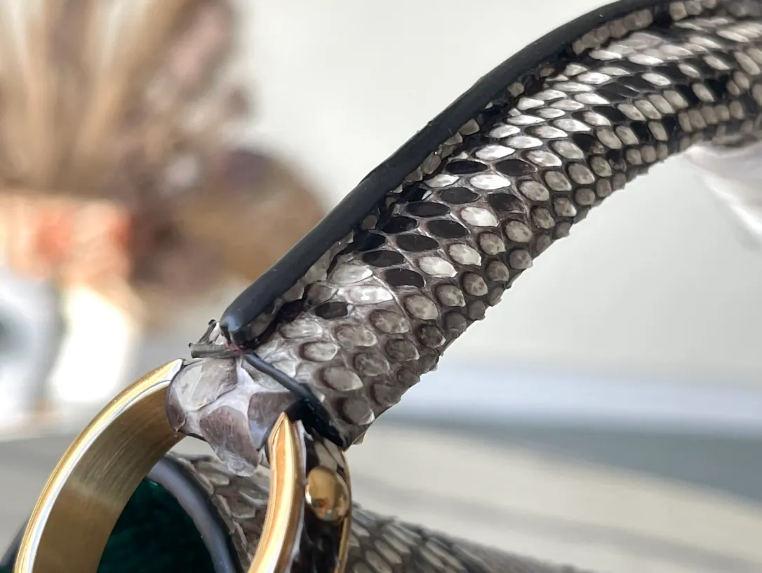 💰2560 (Special Grade Original Leather) N80931/M48865 Green Snake Shoulder This Capucines BB handbag is made of full-grain Taurillon leather and is exquisitely constructed. It is equipped with top handles, two-way flaps and a logo outlined in python snakeskin, making it a gorgeous choice for both day and night. The detachable wide shoulder strap can be worn on the shoulder or cross-body for a edgy look. Size: 27 *18*9cm