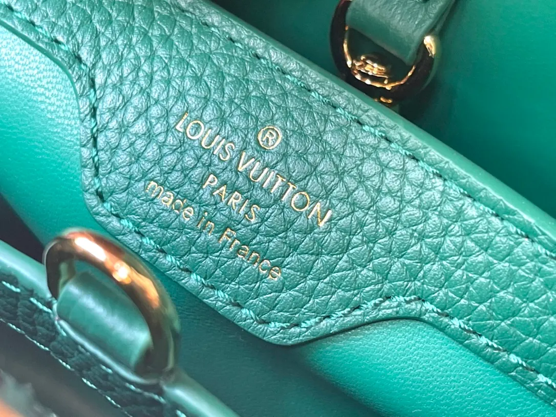 💰2560 (Special Grade Original Leather) N80931/M48865 Green Snake Shoulder This Capucines BB handbag is made of full-grain Taurillon leather and is exquisitely constructed. It is equipped with top handles, two-way flaps and a logo outlined in python snakeskin, making it a gorgeous choice for both day and night. The detachable wide shoulder strap can be worn on the shoulder or cross-body for a edgy look. Size: 27 *18*9cm