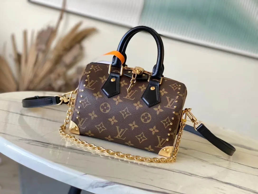 💰1060 (steel hardware) top original order M13146 Speedy Trunk handbag reconstructs the classic design with a bold concept, making an eye-catching appearance at the 2025 Cruise early spring show. Monogram canvas with Monogram Reverse trim shows Nicolas Ghesquiere’s signature brushwork, and the dazzling metal hardware pays homage to the brand’s long trunk-making heritage. The shoulder strap and chain are detachable and can be worn cross-body, over the shoulder or by hand. Dimensions: 20.5 × 16 × 11 cm
