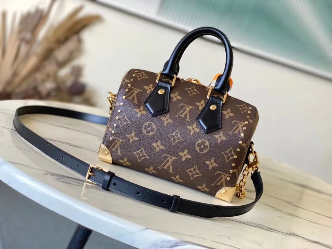 💰1060 (steel hardware) top original order M13146 Speedy Trunk handbag reconstructs the classic design with a bold concept, making an eye-catching appearance at the 2025 Cruise early spring show. Monogram canvas with Monogram Reverse trim shows Nicolas Ghesquiere’s signature brushwork, and the dazzling metal hardware pays homage to the brand’s long trunk-making heritage. The shoulder strap and chain are detachable and can be worn cross-body, over the shoulder or by hand. Dimensions: 20.5 × 16 × 11 cm